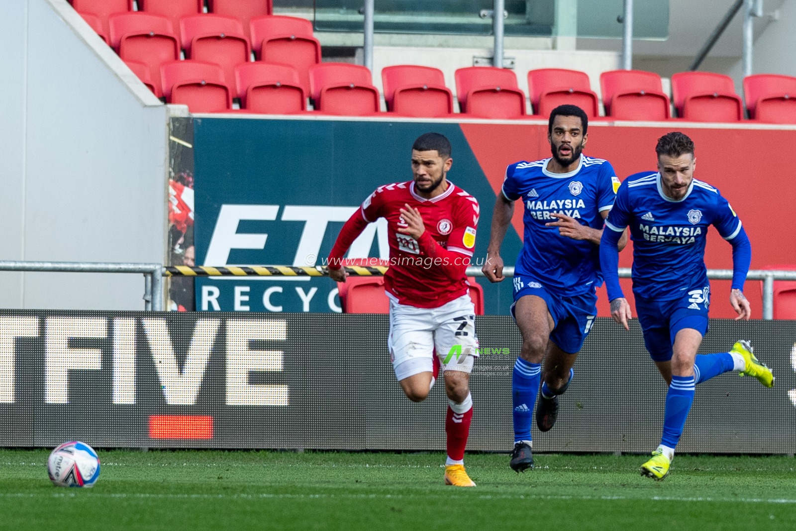 Nahki Wells #21 of Bristol City cuts past 2 Cardiff defenders and looks to cross the ball