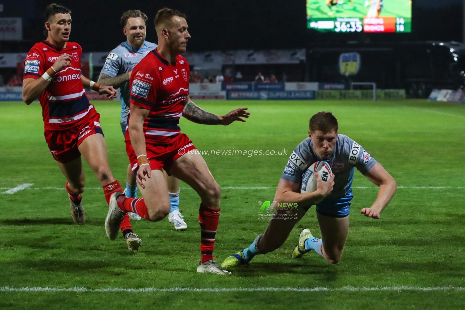 Morgan Gannon #21 of Leeds Rhinos goes over for a try to make it 14-20