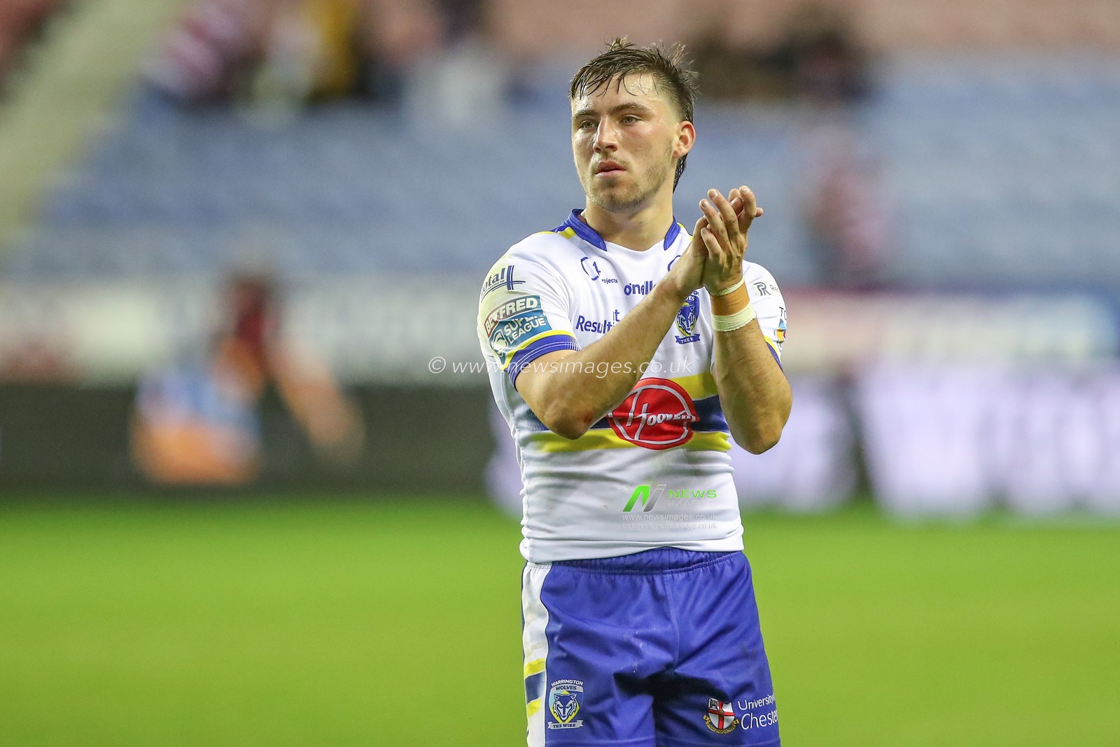 Adam Holroyd #26 of Warrington Wolves applauds the travelling fans after the Betfred Super League match Round 19 Wigan Warriors vs Warrington Wolves at DW Stadium, Wigan, United Kingdom, 14th July 2023

(Photo by Gareth Evans/News Images)