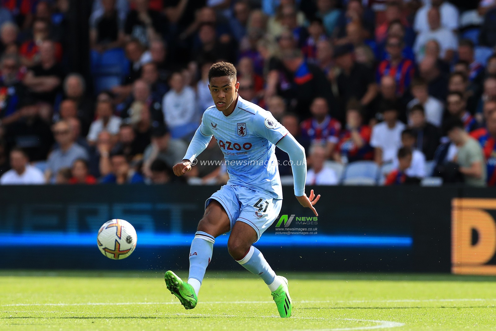 Jacob Ramsey of Aston Villa passing the ball.