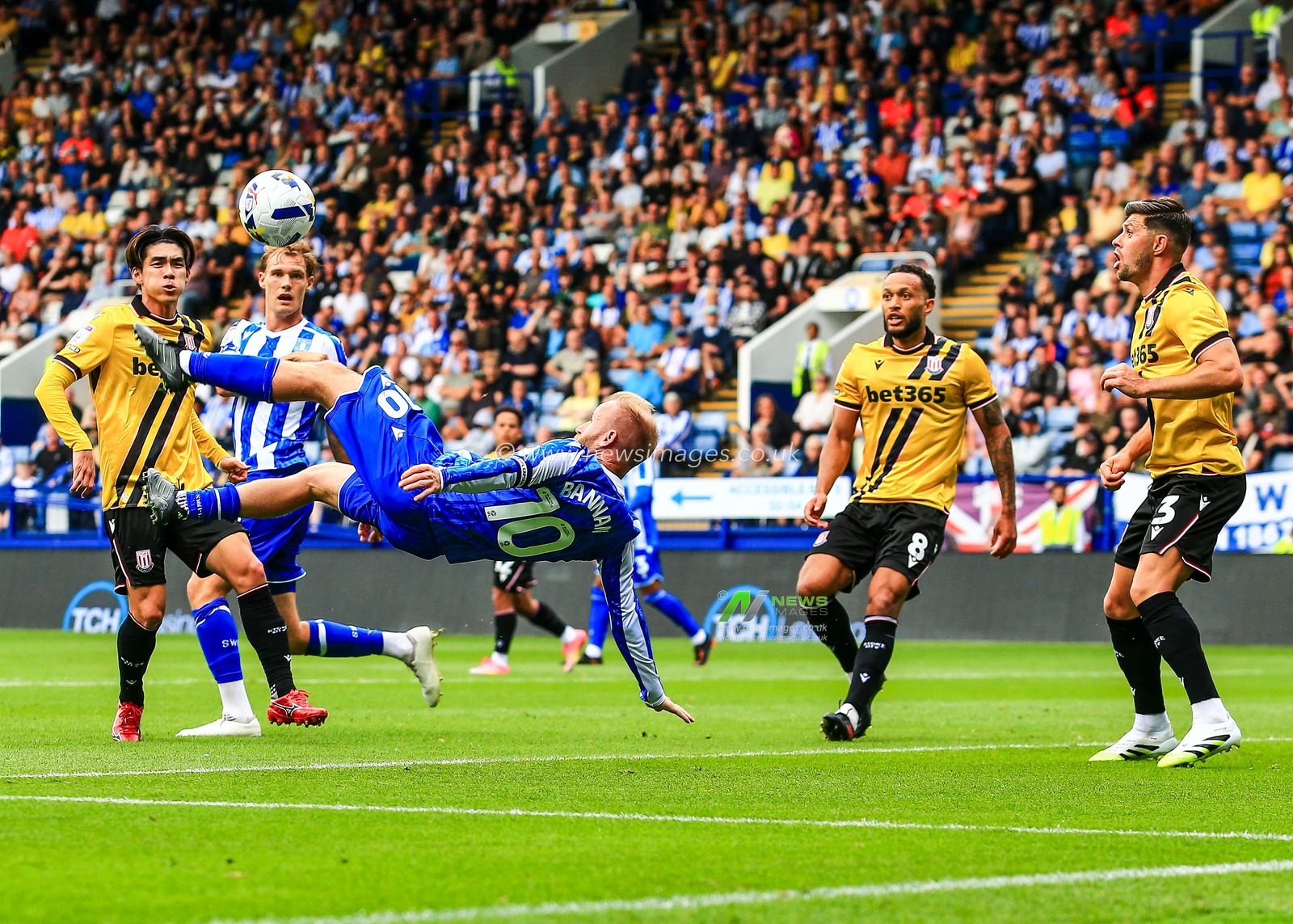 Barry Bannan of Sheffield Wednesday attempts overhead kick during the Sky Bet Championship match Sheffield Wednesday vs Stoke City at Hillsborough, Sheffield, United Kingdom, 16th August 2025

(Photo by Richard Bierton/News Images)