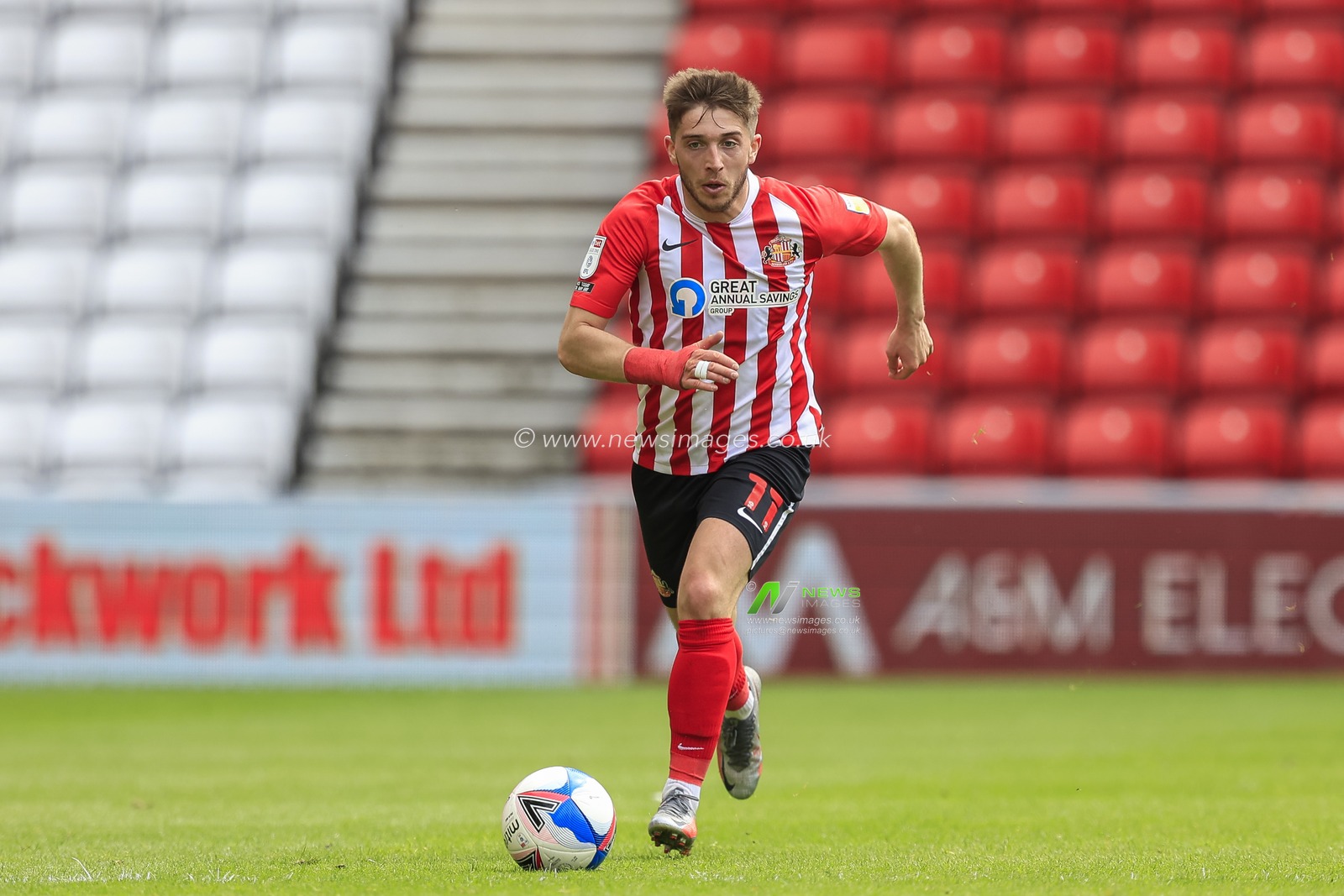 Lynden Gooch #11 of Sunderland in possession of the ball
