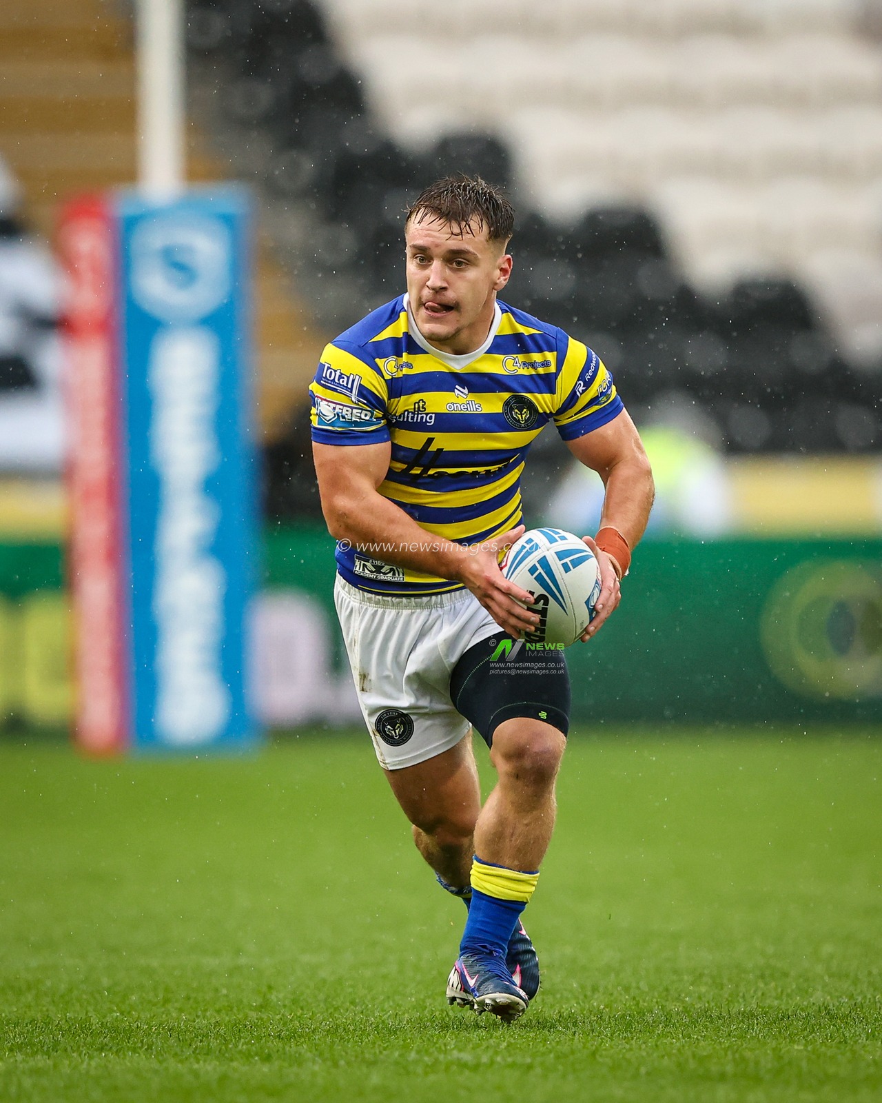 Leon Hayes of Warrington Wolves breaks with the ball during the Betfred Super League round 25 match Hull FC vs Warrington Wolves at MKM Stadium, Hull, United Kingdom on 29 August 2026

(Photo by Alfie Cosgrove/News Images)