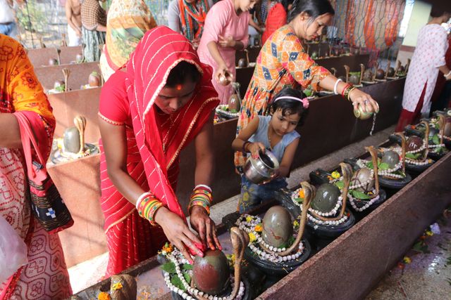  Hindu devotees offers prayers on the occasion of 'Maha Shivaratri', an annual festival dedicated to the Hindu God Shiva, at a temple in Kolkata,India on February 26,2025.Pictures by Debajyoti Chakraborty.(Photo: Debajyoti Chakraborty/News Images)