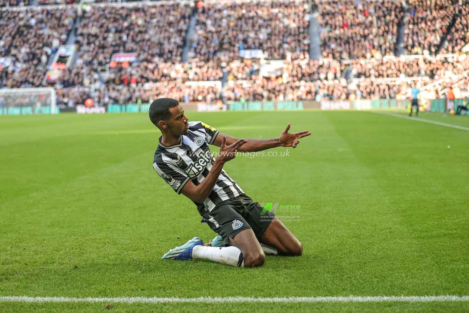 Alexander Isak of Newcastle United celebrates his goal to make it 1-0 during the Premier League match Newcastle United vs Nottingham Forest at St. James's Park, Newcastle, United Kingdom, 26th December 2023

(Photo by Mark Cosgrove/News Images)