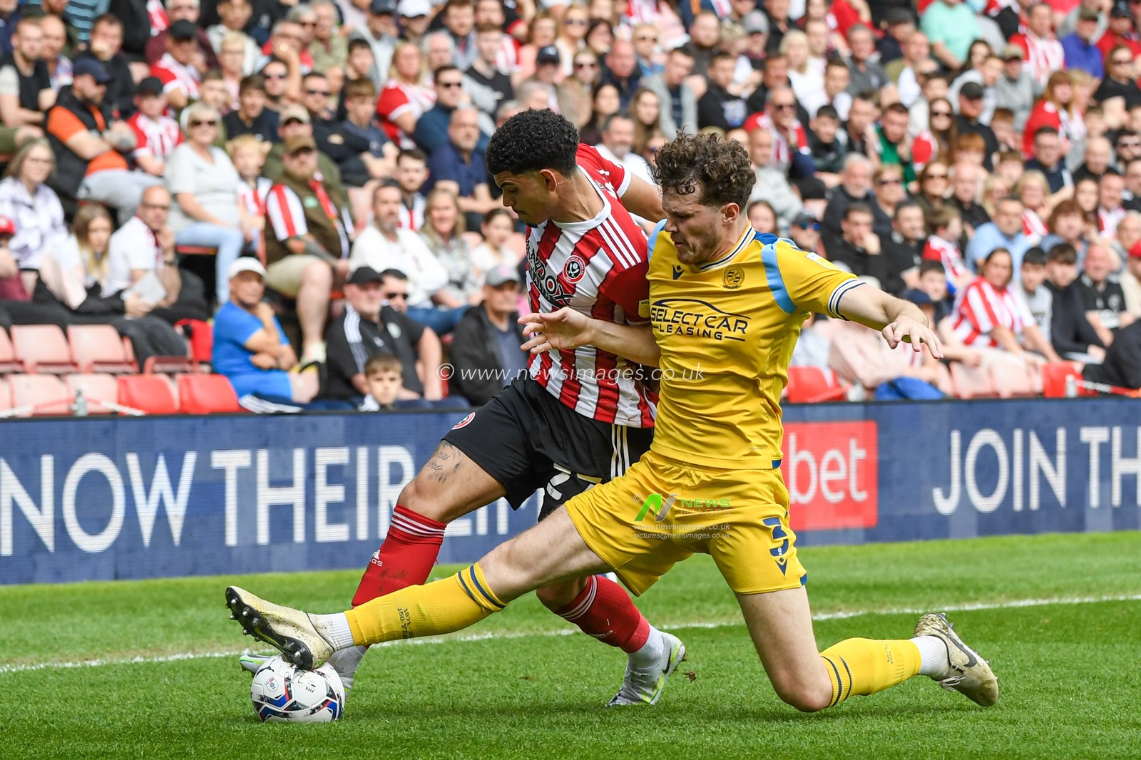 Tom Holmes #3 of Reading tackles Morgan Gibbs-White #27 of Sheffield United