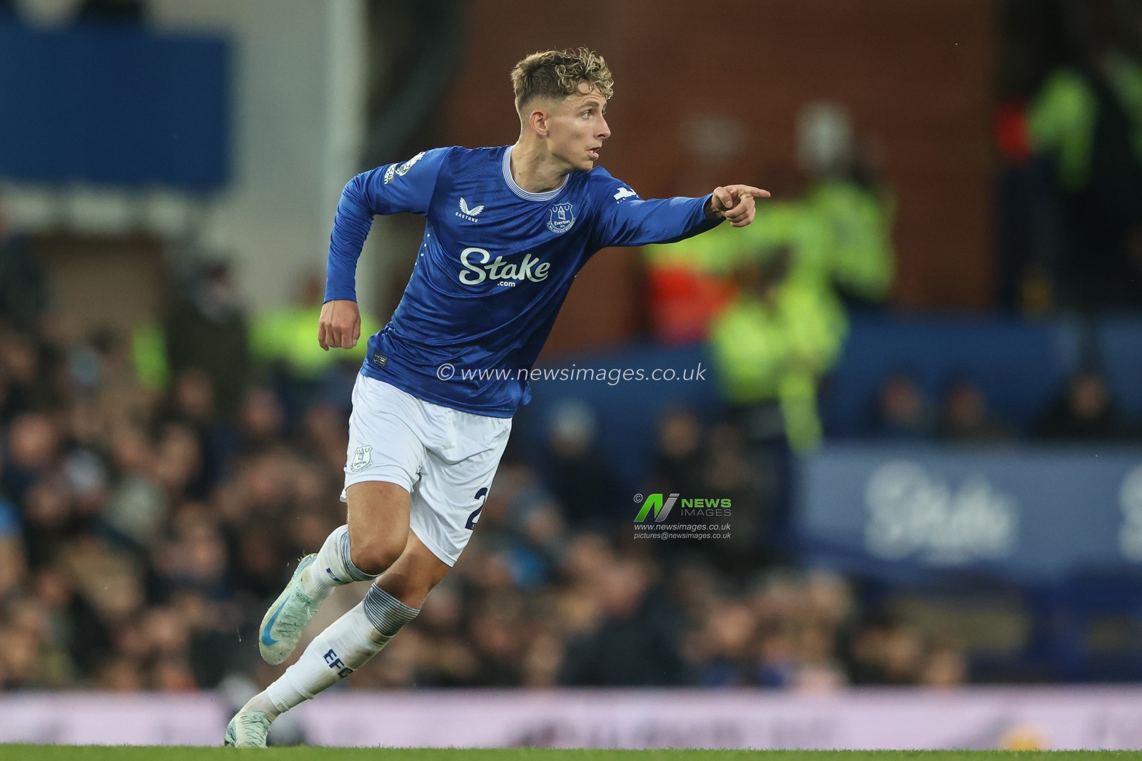 Jesper LindstrÃ¸m of Everton gives his team instructions during the Premier League match Everton vs Brentford at Goodison Park, Liverpool, United Kingdom, 23rd November 2024

(Photo by Alfie Cosgrove/News Images)