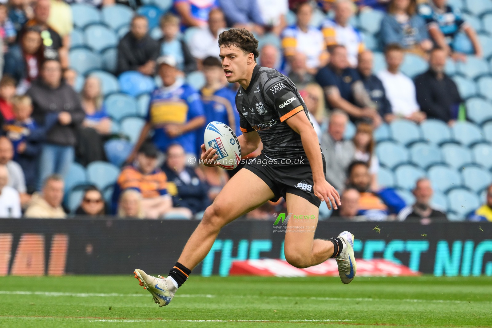 Lewis Martin Hull FC makes a break during the Magic Weekend match Hull FC vs London Broncos at Elland Road, Leeds, United Kingdom, 17th August 2024

(Photo by Craig Thomas/News Images)