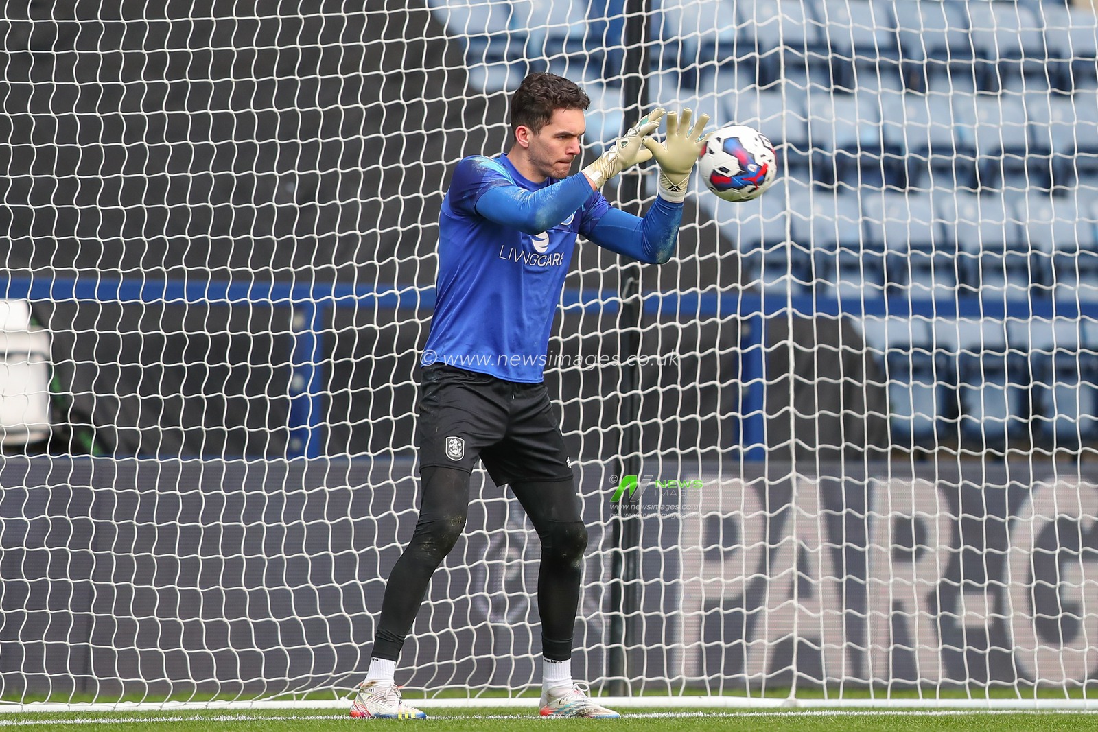 Lee Nicholls #21 of Huddersfield Town during the pre-game warm up ahead of the Sky Bet Championship match Preston North End vs Huddersfield Town at Deepdale, Preston, United Kingdom, 26th December 2022

(Photo by Gareth Evans/News Images)