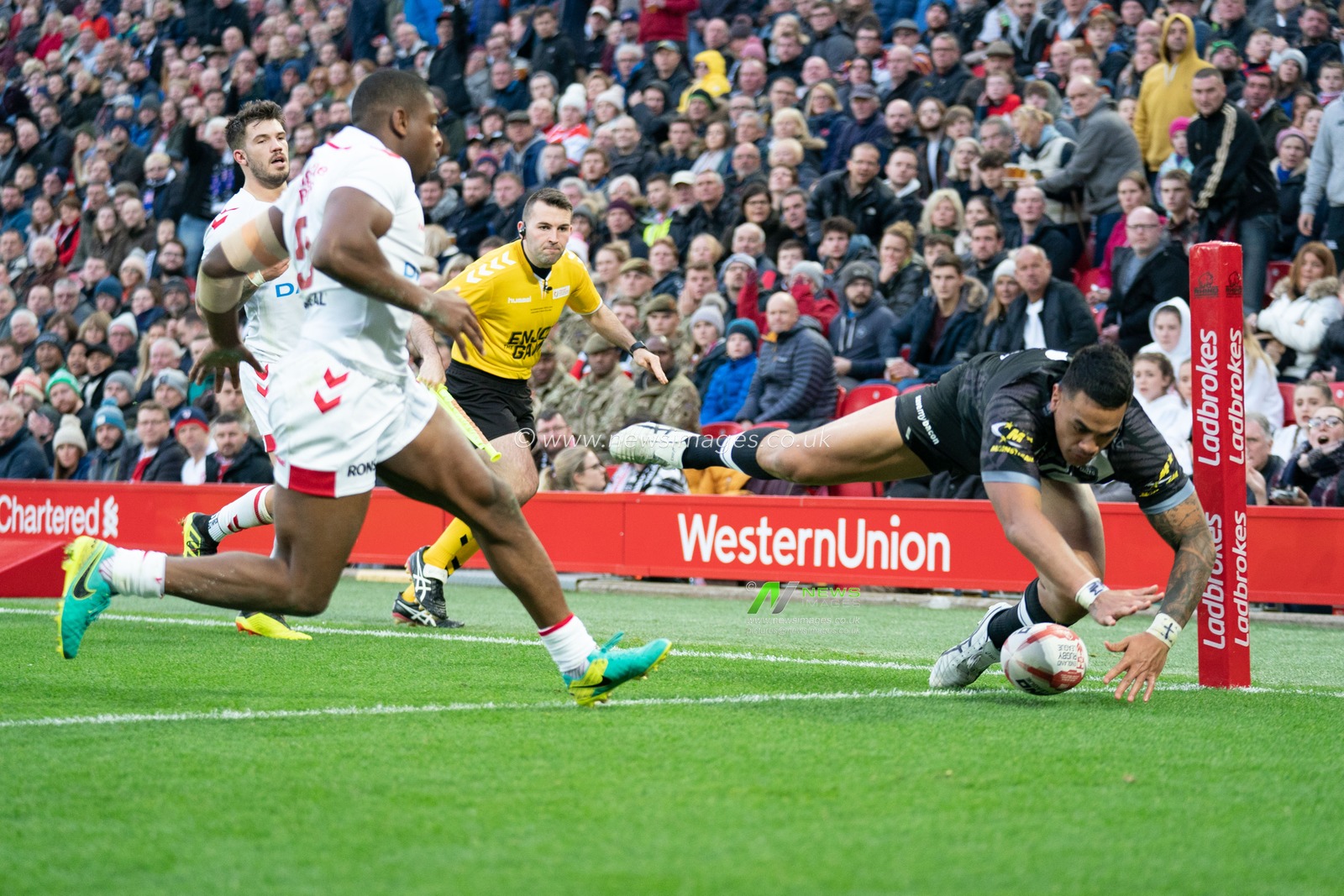 New Zealand's KEN MAUMALO goes over for a try

4th November, Anfield, Liverpool, England ; Rugby League International Test Match , England v New Zealand ; 


Credit:  Terry Donnelly/News Images