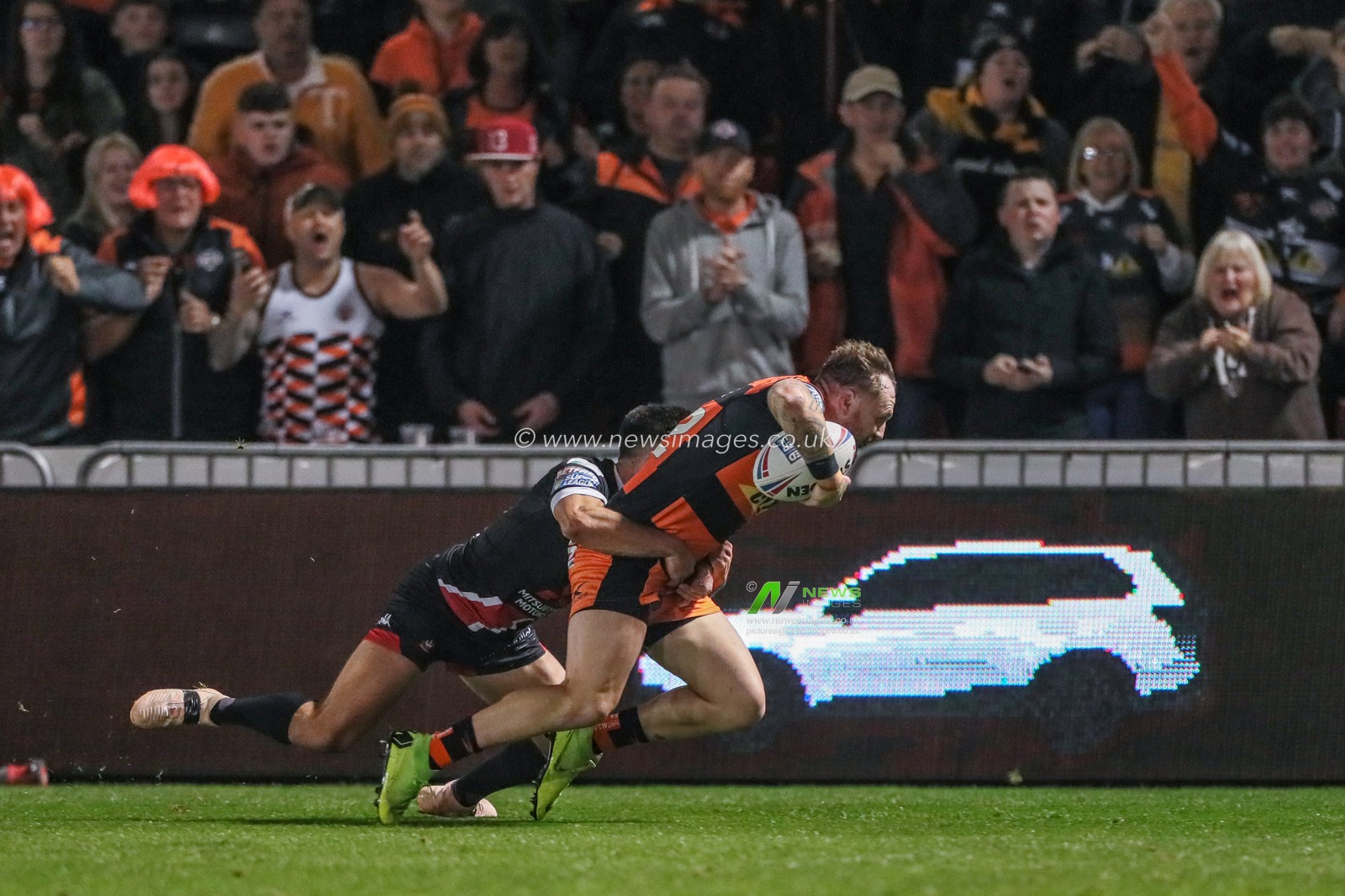 26th September 2019 ,  AJ Bell Stadium, Salford, England;  Betfred Super League Rugby, Round Eliminator 2, Salford Red Devils vs Castleford Tigers ; Naill Evalds (1) of Salford Red Devils makes a thirty yard chase to stop Jordan Rankin (32) of Castleford Tigers from going over 

Credit: Mark Cosgrove/News Images