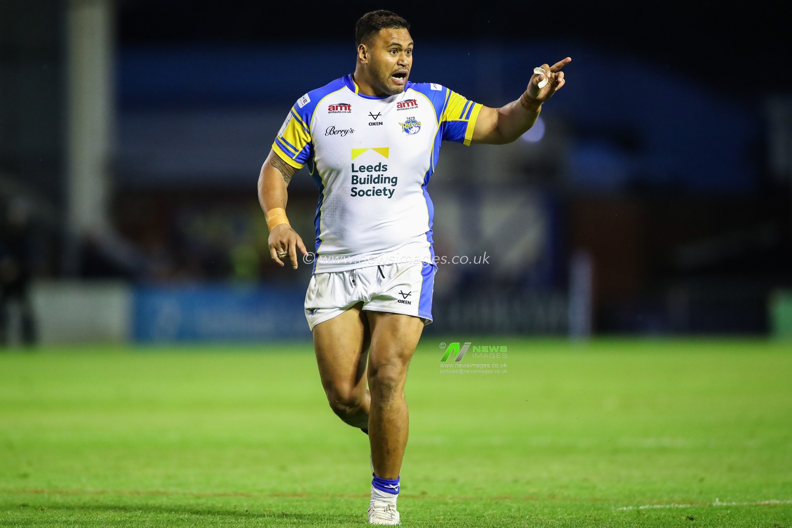 Sam Lisone of Leeds Rhinos gives his teammates instructions during the Betfred Super League Round 17 match Warrington Wolves vs Leeds Rhinos at Halliwell Jones Stadium, Warrington, United Kingdom, 11th July 2024

(Photo by Gareth Evans/News Images)