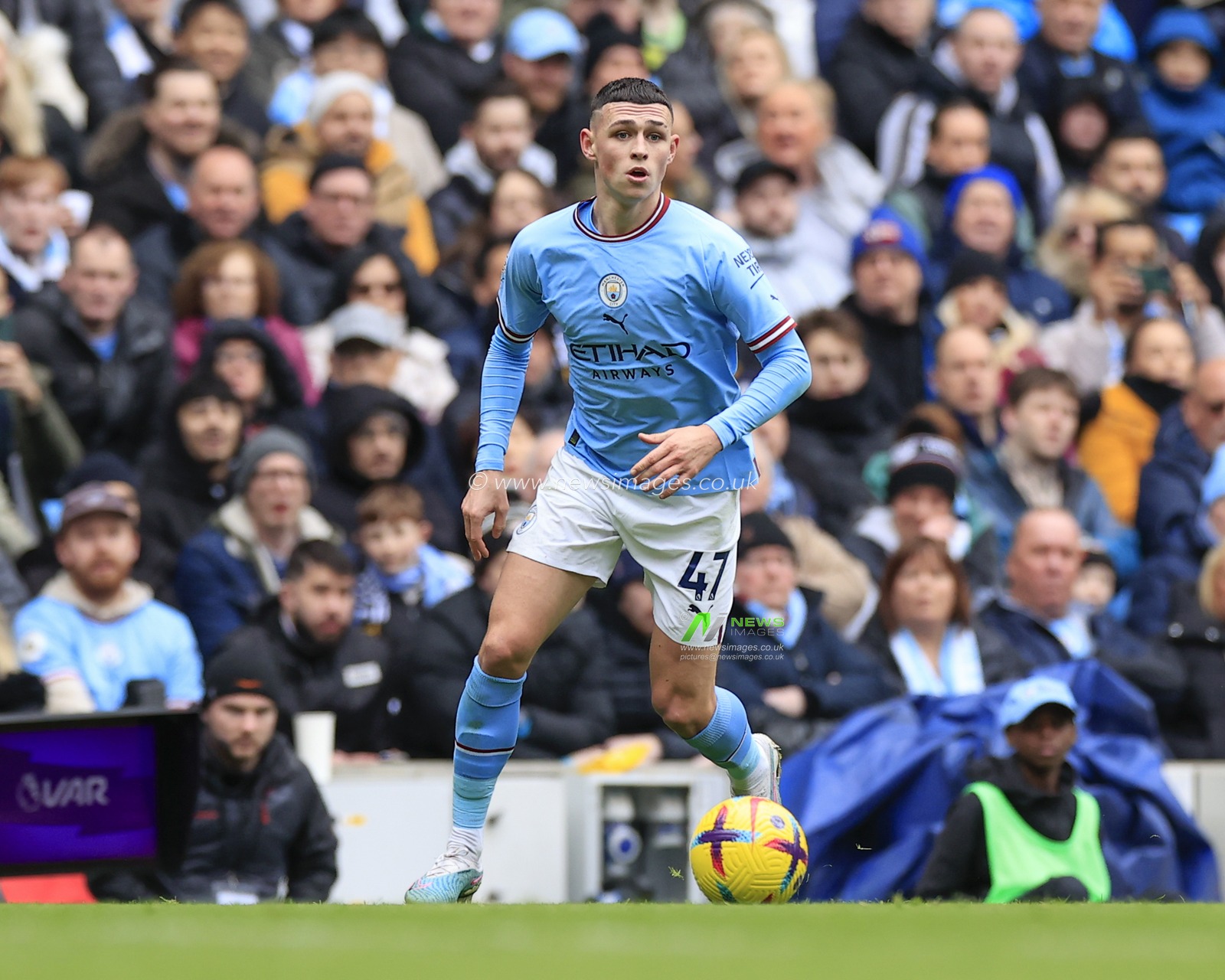 Phil Foden #47 of Manchester City controls the ball during the Premier League match Manchester City vs Newcastle United at Etihad Stadium, Manchester, United Kingdom, 4th March 2023

(Photo by Conor Molloy/News Images)