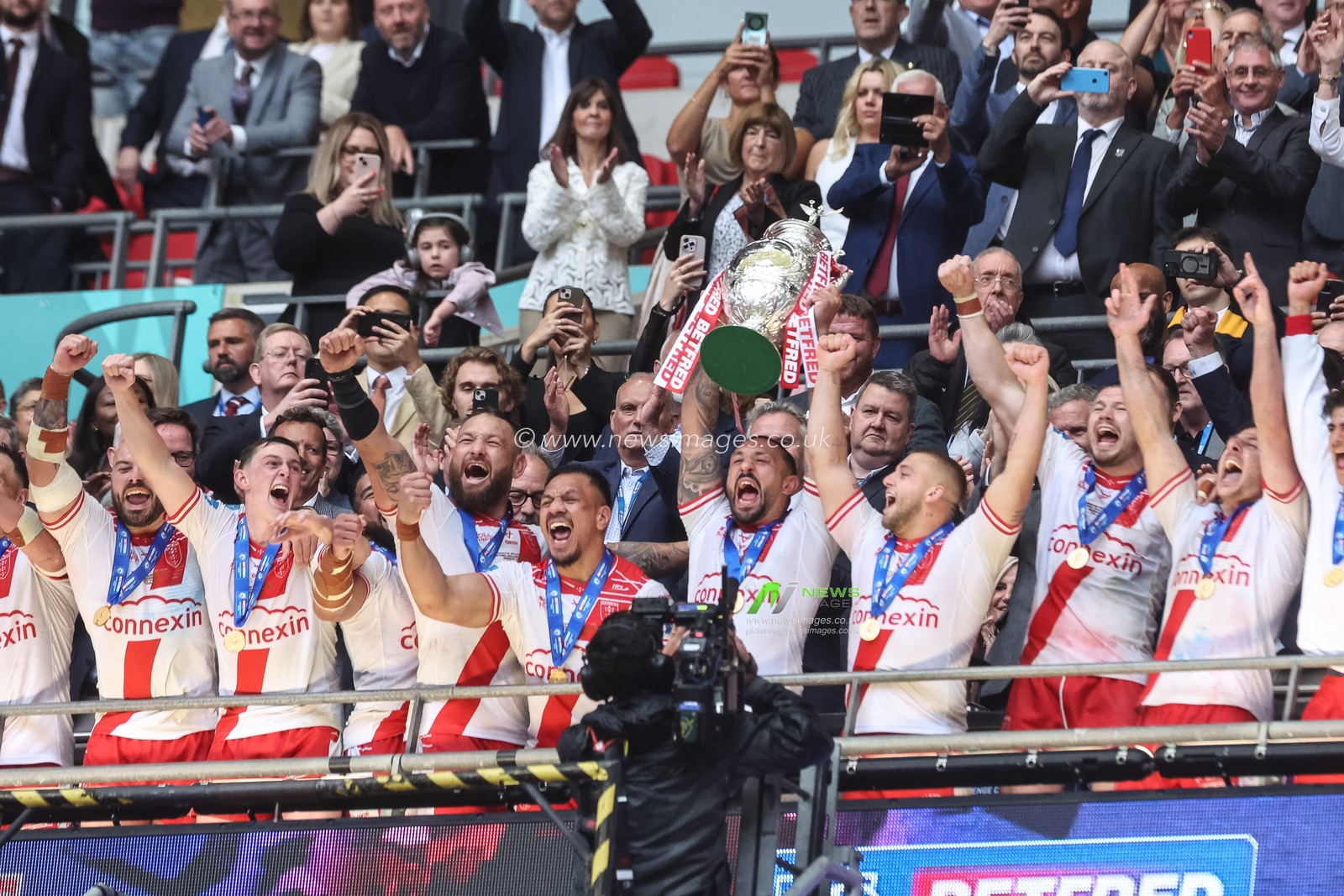 Hull KR life the Challenge Cup during the Betfred Challenge Cup Final Warrington Wolves vs Hull KR at Wembley Stadium, London, United Kingdom, 7th June 2025

(Photo by Mark Cosgrove/News Images)