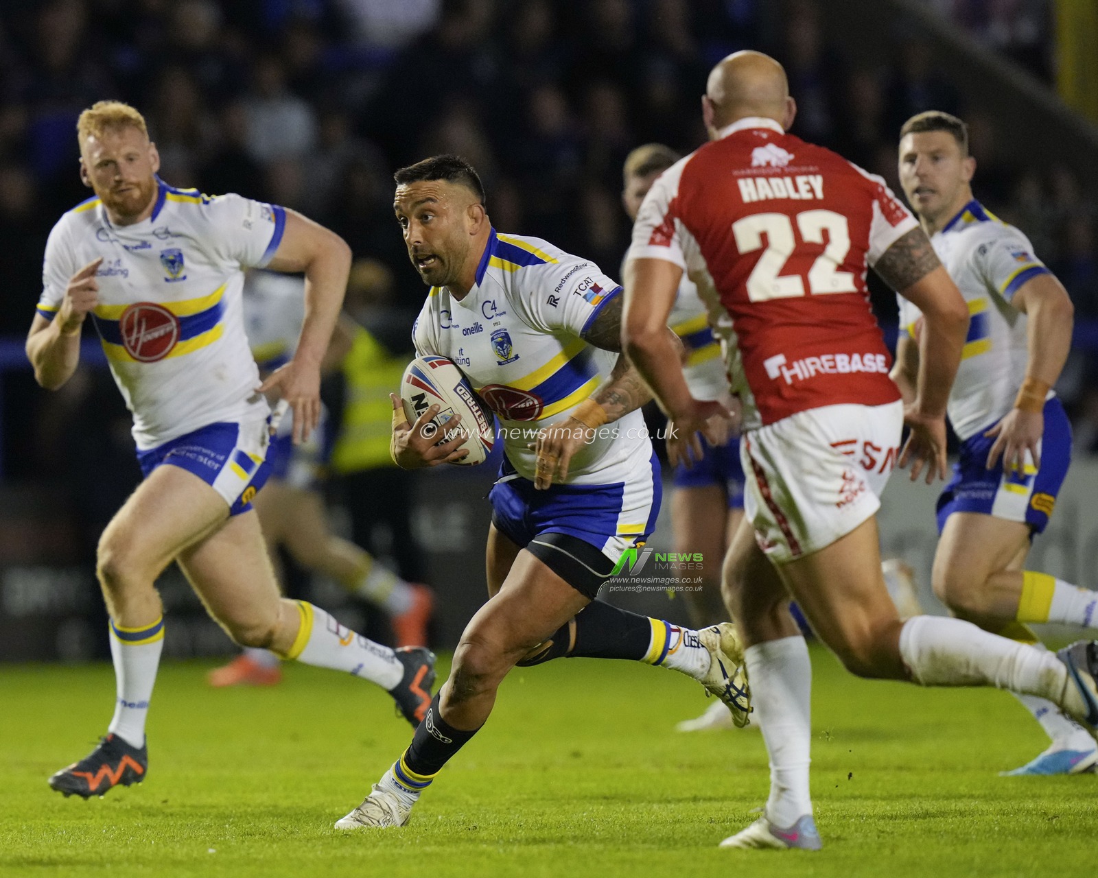 Paul Vaughan #10 of Warrington Wolves makes a break during the Betfred Super LeagueRound 12 match Warrington Wolves vs Hull KR at Halliwell Jones Stadium, Warrington, United Kingdom, 12th May 2023

(Photo by Steve Flynn/News Images)