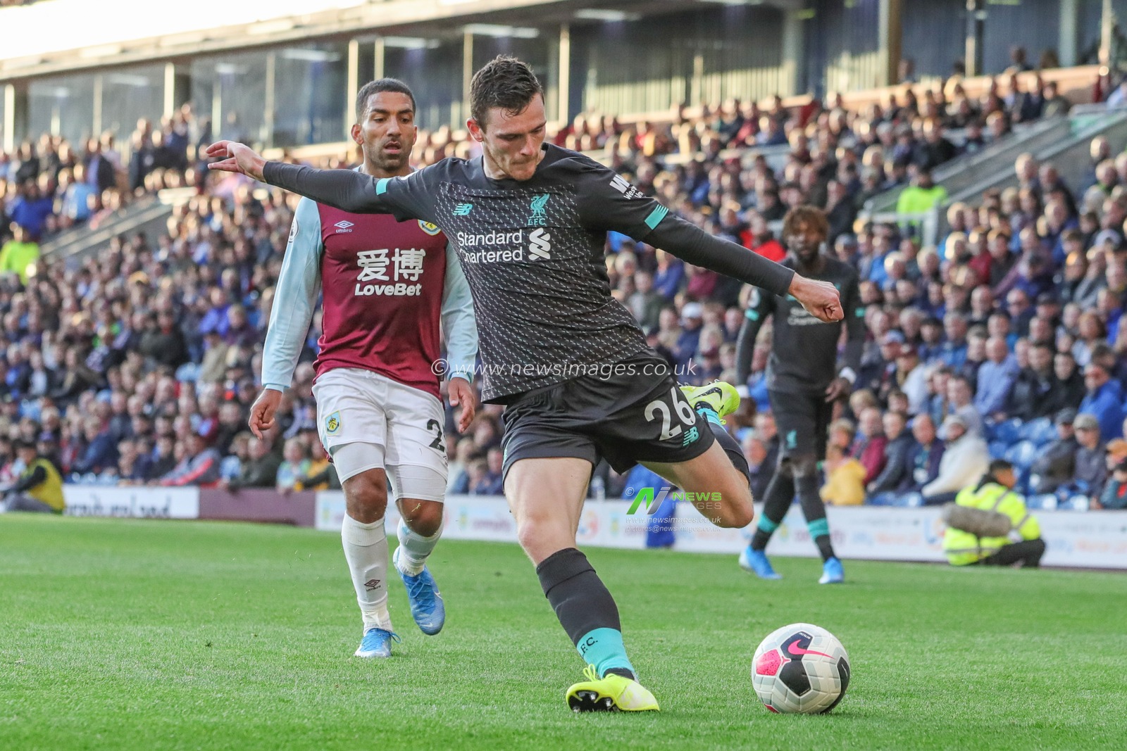 31st August 2019, Turf Moor, Burnley, England ; Premier League Football, Burnley vs Liverpool : Andrew Robertson (26) of Liverpool crosses the ball 

Credit: Mark Cosgrove/News Images

English Football League images are subject to DataCo Licence