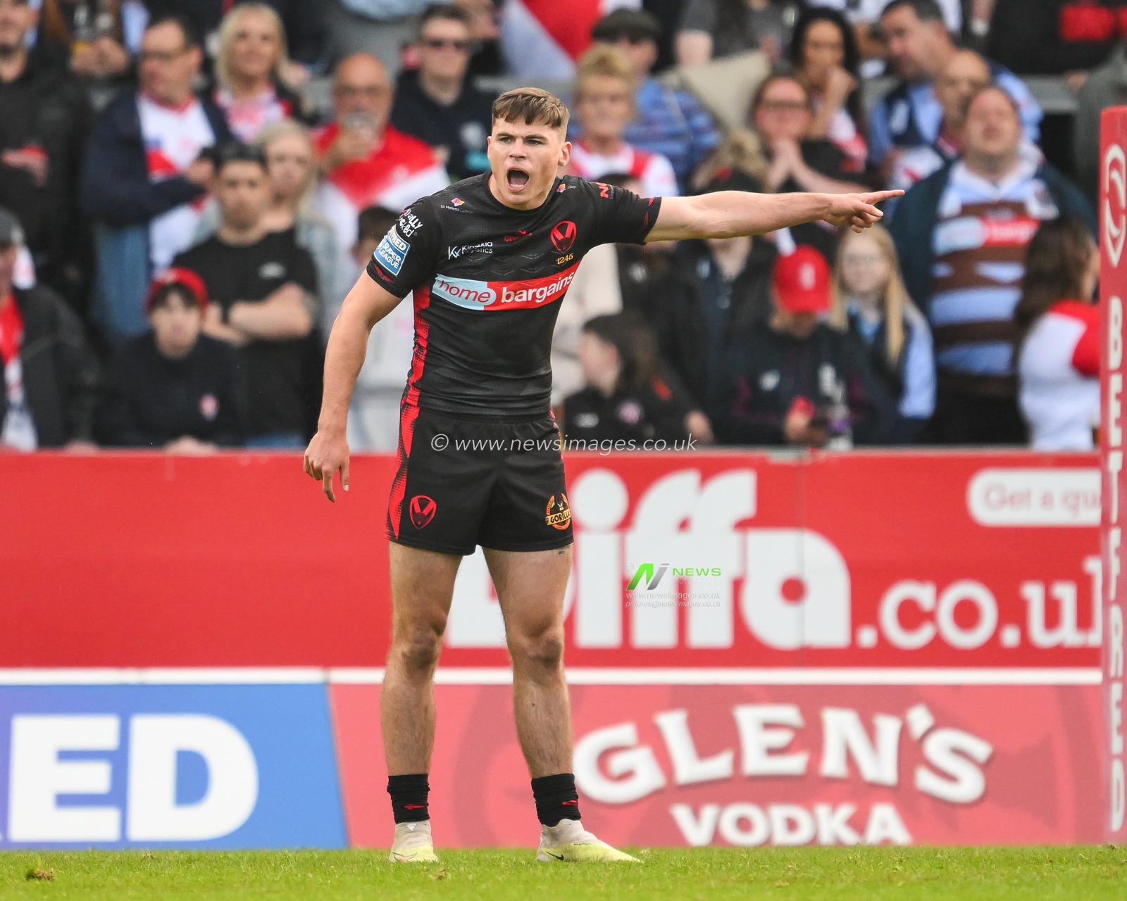 Jack Welsby of St. Helens gives his team instructions during the Betfred Super League Round 13 match St Helens vs Catalans Dragons at Totally Wicked Stadium, St Helens, United Kingdom, 31st May 2024

(Photo by Craig Thomas/News Images)