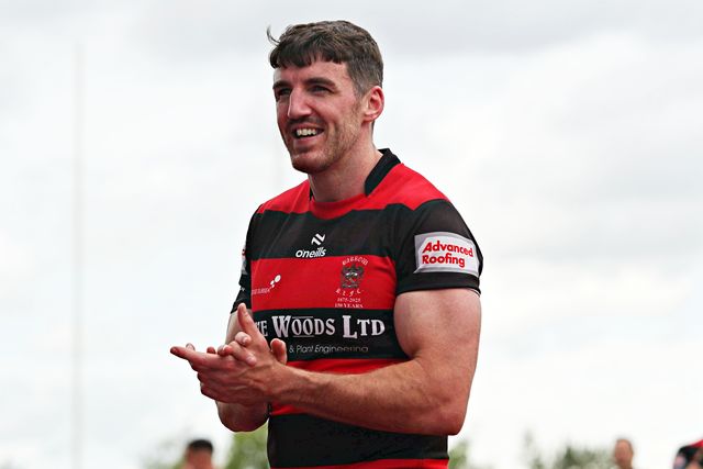 Shane Toal of Barrow Raiders applauds the fans after the Betfred Championship match Hunslet RLFC vs Barrow Raiders at South Leeds Stadium, Leeds, United Kingdom, 22nd June 2025

(Photo by Sam Eaden/News Images)