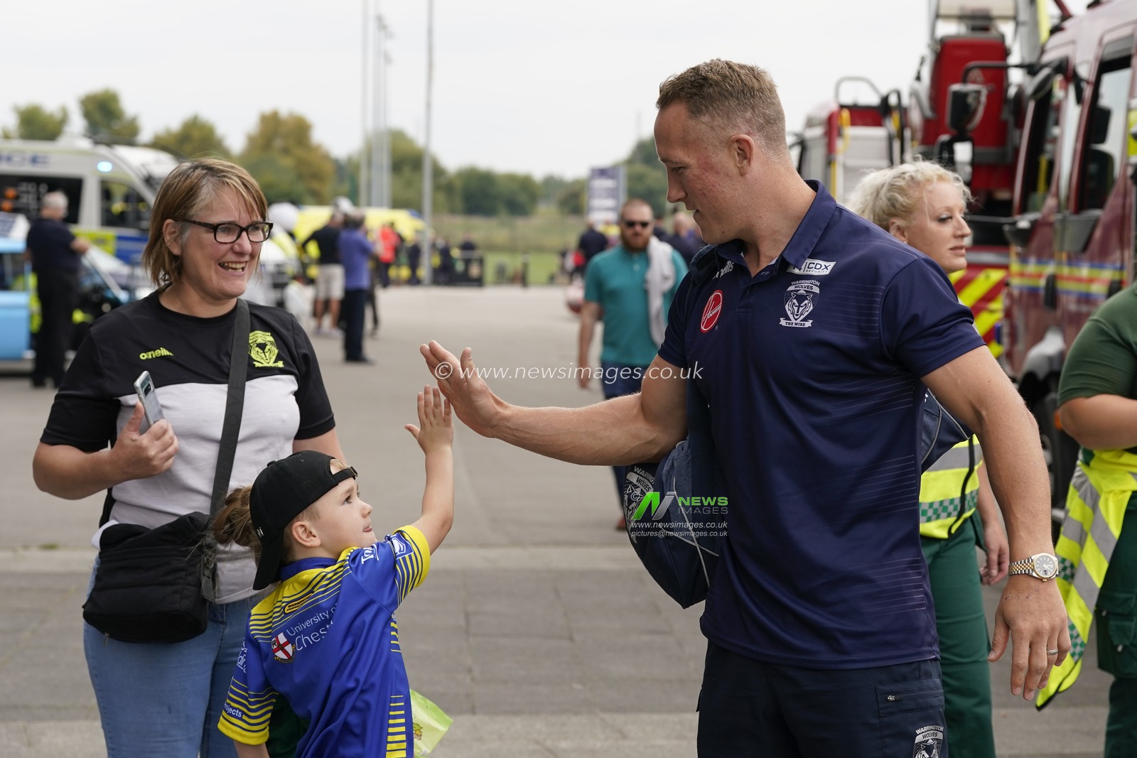 Jason Clark #14 of Warrington Wolves high fives a young fan as he arrives at the stadium before his final match for Wolves in the Betfred Super League match Salford Red Devils vs Warrington Wolves at AJ Bell Stadium, Eccles, United Kingdom, 3rd September 2022

(Photo by Steve Flynn/News Images)