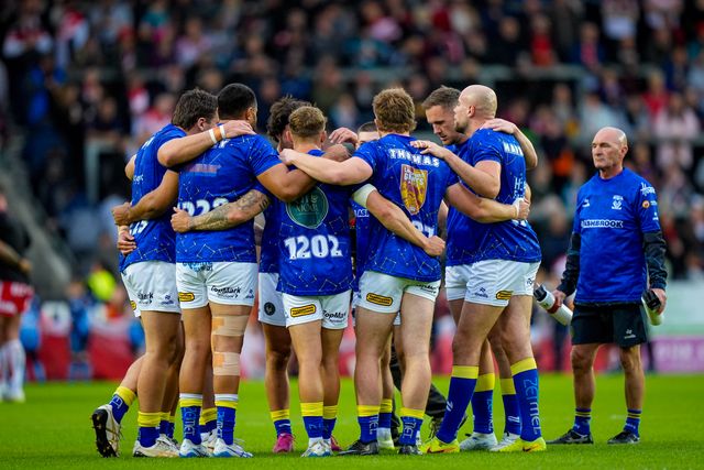 Warrington players in the pre-match team huddle during the Betfred Super League round 14 match St Helens vs Warrington Wolves at The BrewDog Stadium, St Helens, United Kingdom on 11 June 2026

(Photo by Maynard Manyowa/News Images)