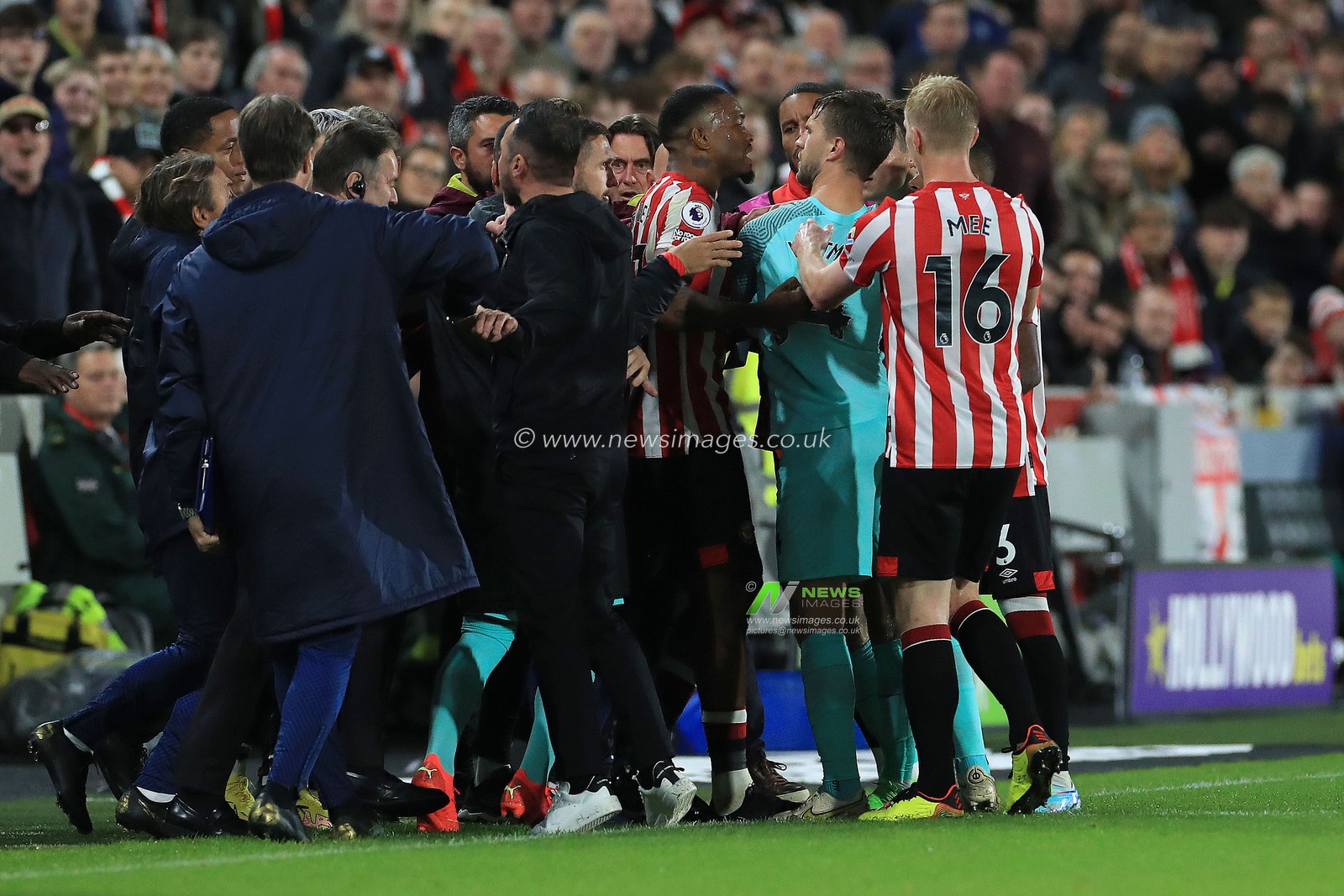Tempers flare in the dugouts during the Premier League match Brentford vs Brighton and Hove Albion at Brentford Community Stadium, London, United Kingdom, 14th October 2022

(Photo by Carlton Myrie/News Images)
