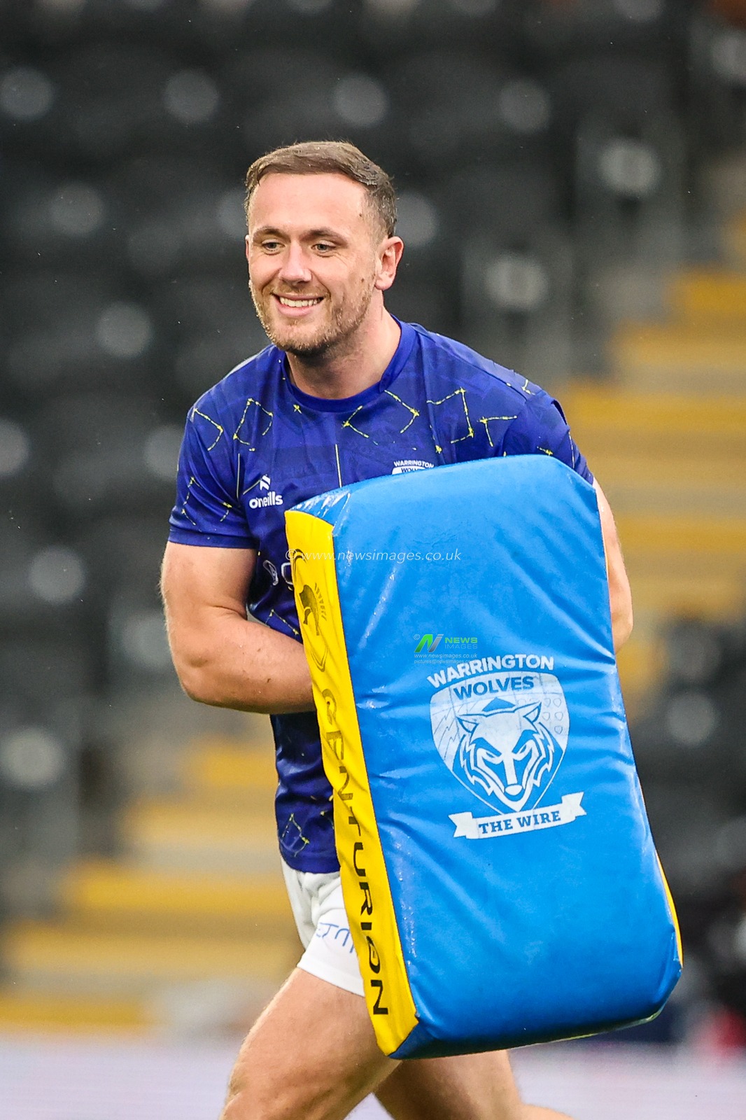 Ben Currie of Warrington Wolves in the pre-game warm up during the Betfred Super League round 25 match Hull FC vs Warrington Wolves at MKM Stadium, Hull, United Kingdom on 29 August 2026

(Photo by Alfie Cosgrove/News Images)