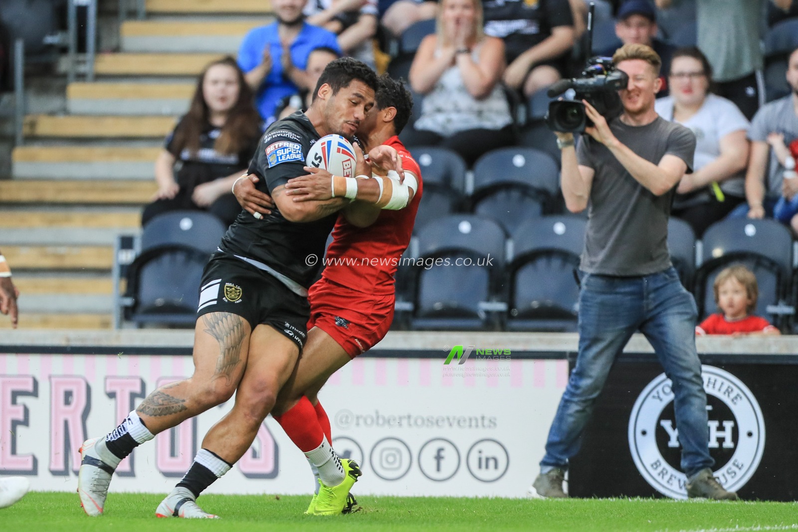 11th July 2019 , KCOM Stadium, Hull, England; Betfred Super League, Round 22, Hull FC vs London Broncos ; Bureta Faraimo (2) of Hull FC goes over for a try 


Credit: Mark Cosgrove/News Images