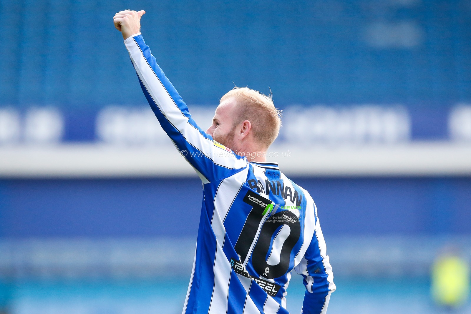 Barry Bannan #10 of Sheffield Wednesday gives a thumbs up to fans after the Sky Bet League 1 match Sheffield Wednesday vs Wycombe Wanderers at Hillsborough, Sheffield, United Kingdom, 24th September 2022

(Photo by Ben Early/News Images)