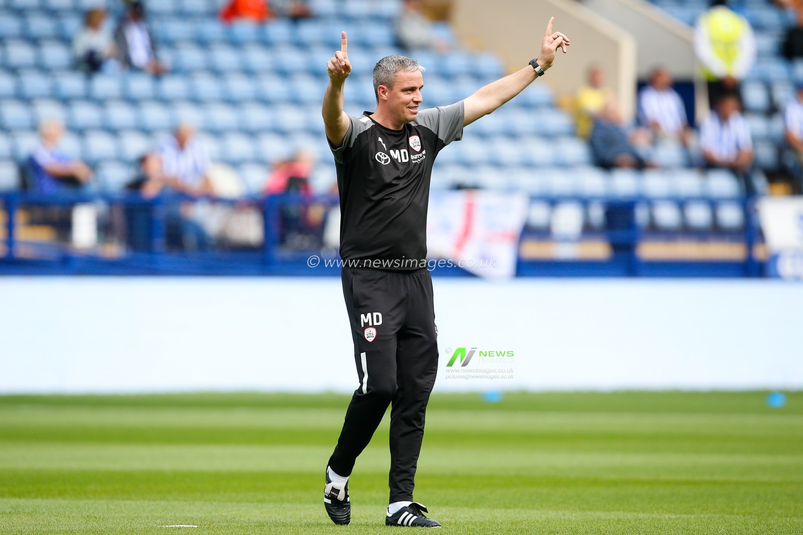 Michael Duff manager of Barnsley before the Sky Bet League 1 match Sheffield Wednesday vs Barnsley at Hillsborough, Sheffield, United Kingdom, 3rd September 2022

(Photo by Ben Early/News Images)