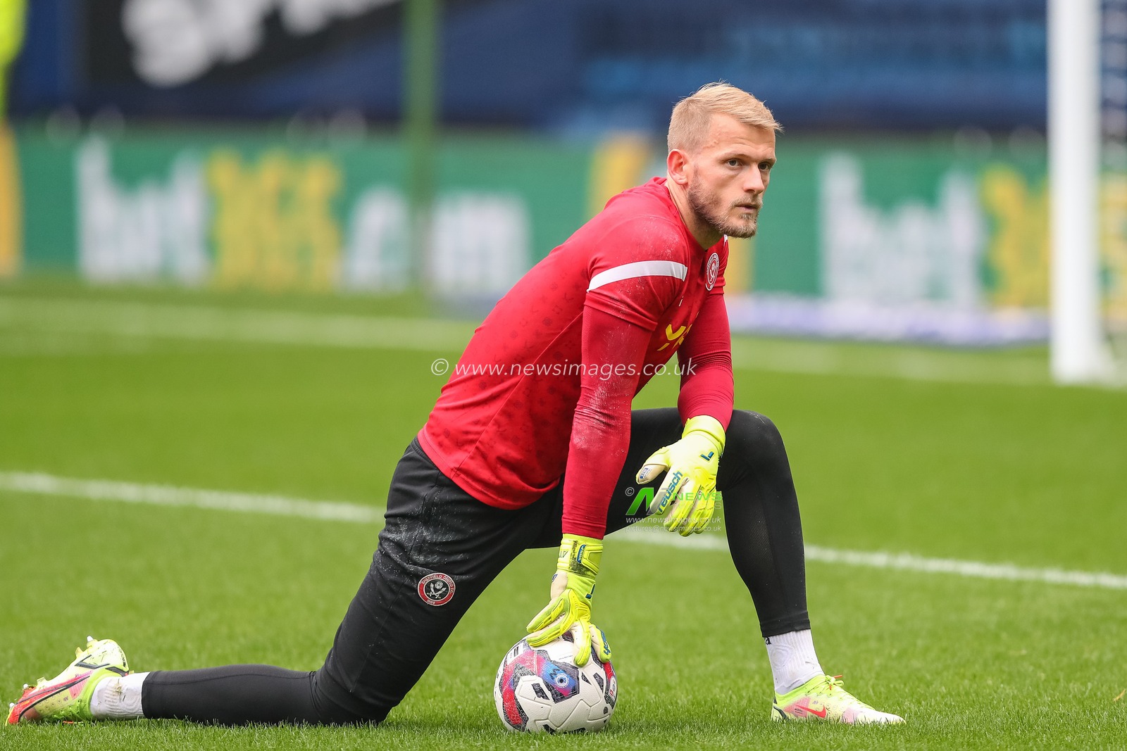 Adam Davies #1 of Sheffield United during the pre-game warm up ahead of the Sky Bet Championship match West Bromwich Albion vs Sheffield United at The Hawthorns, West Bromwich, United Kingdom, 29th October 2022

(Photo by Gareth Evans/News Images)