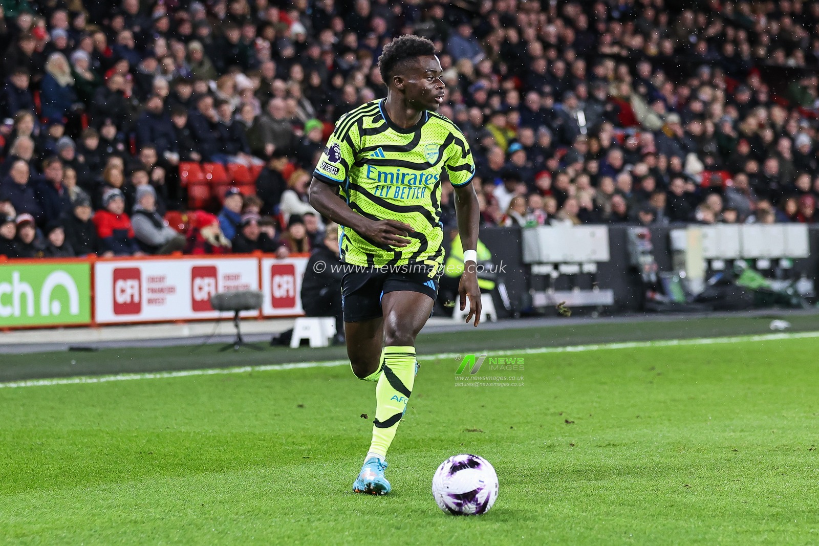 Bukayo Saka of Arsenal makes a break with the ball during the Premier League match Sheffield United vs Arsenal at Bramall Lane, Sheffield, United Kingdom, 4th March 2024

(Photo by Mark Cosgrove/News Images)
