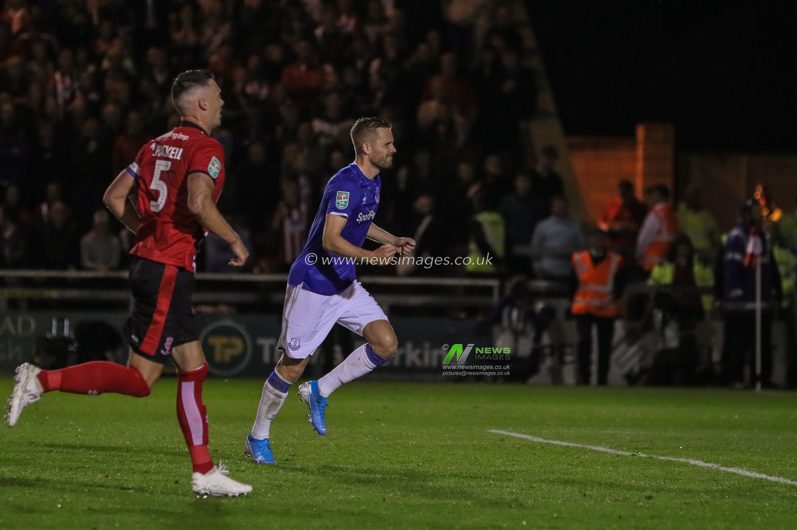 28th August 2019 , Sincil Bank, Lincoln, England; Carabao Cup Football, Second Round, Lincoln City vs Everton ; Gylfi Sigurosson (10) of Everton celebrates his goal to make it 1-2


Credit: Mark Cosgrove/News Images

English Football League images are subject to DataCo Licence