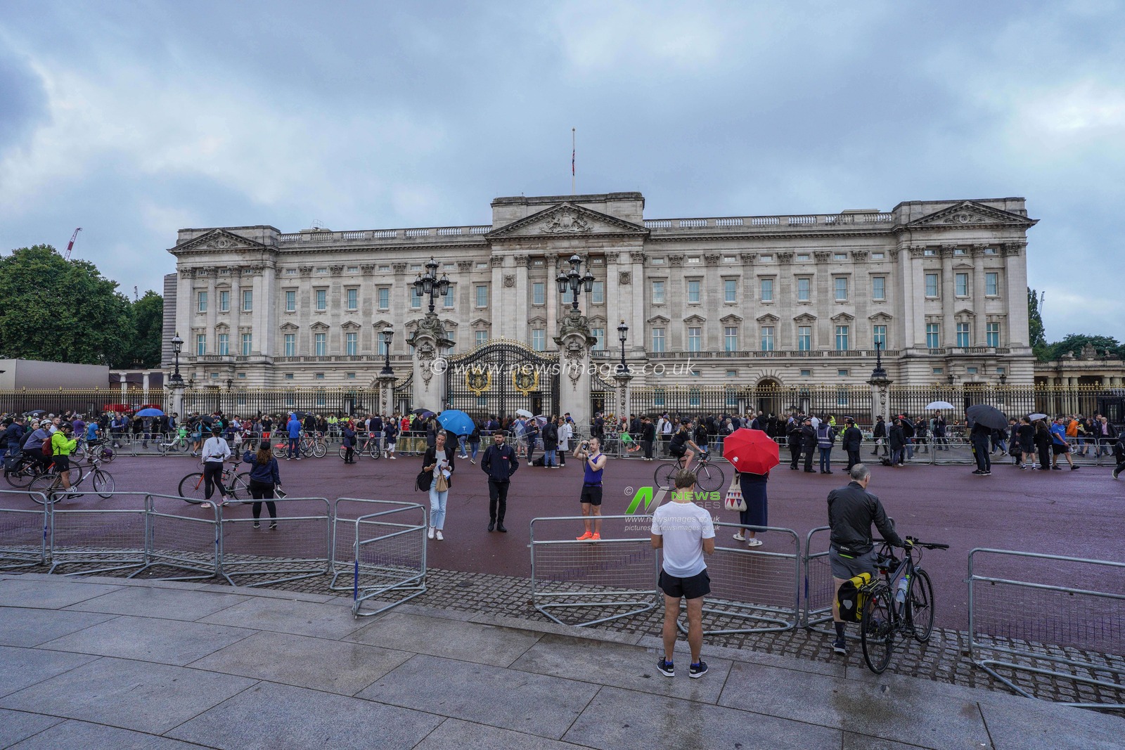 Buckingham Palaceâ€™s Union Jack is flown at half mast as mourners pay their respects after the passing of Her Majesty The Queen at Buckingham Palace, London, United Kingdom, 9th September 2022

(Photo by Richard Washbrooke/News Images)