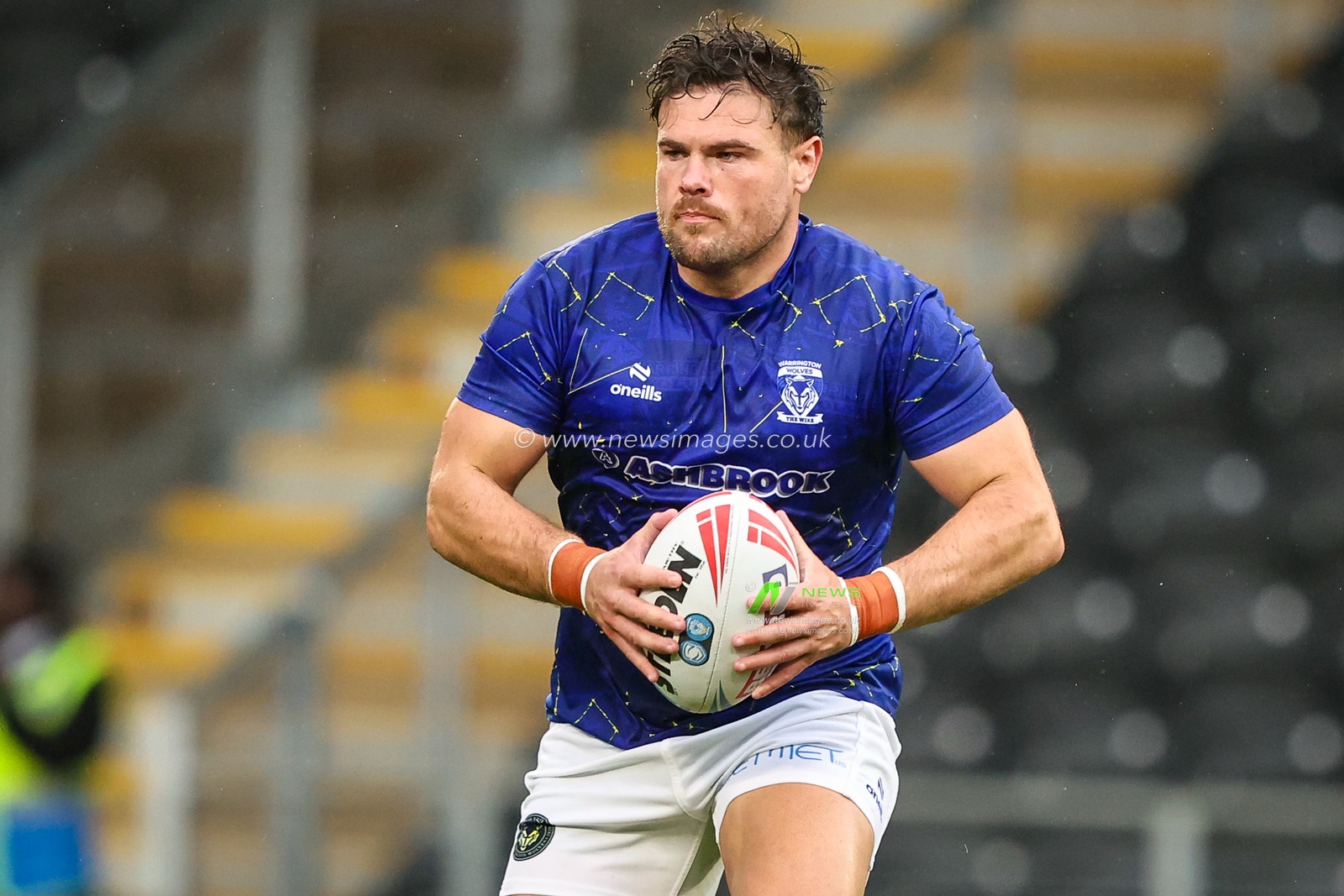 Joe Philbin of Warrington Wolves in the pre-game warm up during the Betfred Super League round 25 match Hull FC vs Warrington Wolves at MKM Stadium, Hull, United Kingdom on 29 August 2026

(Photo by Alfie Cosgrove/News Images)