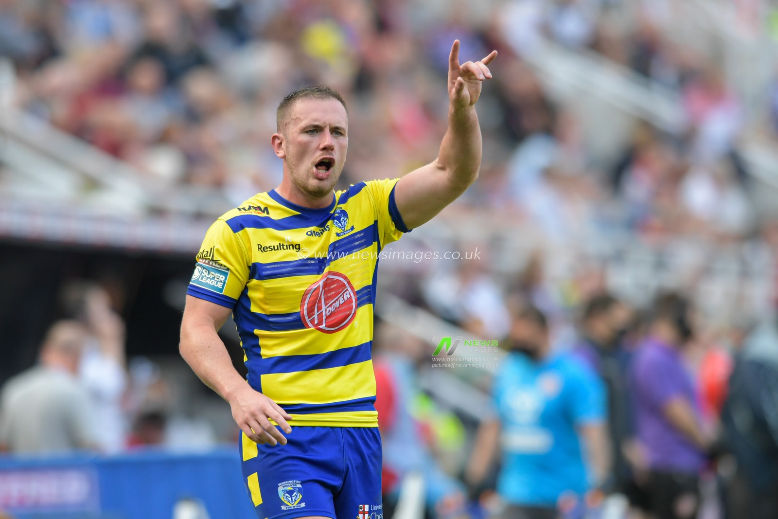 Ben Currie (11) of Warrington Wolves gives instructions during the game