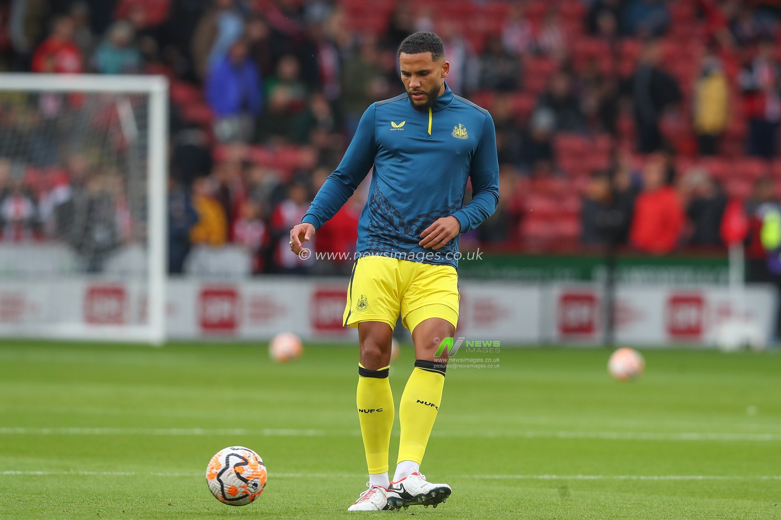 Jamaal Lascelles #6 of Newcastle United during the pre-game warm up ahead of the Premier League match Sheffield United vs Newcastle United at Bramall Lane, Sheffield, United Kingdom, 24th September 2023

(Photo by Gareth Evans/News Images)
