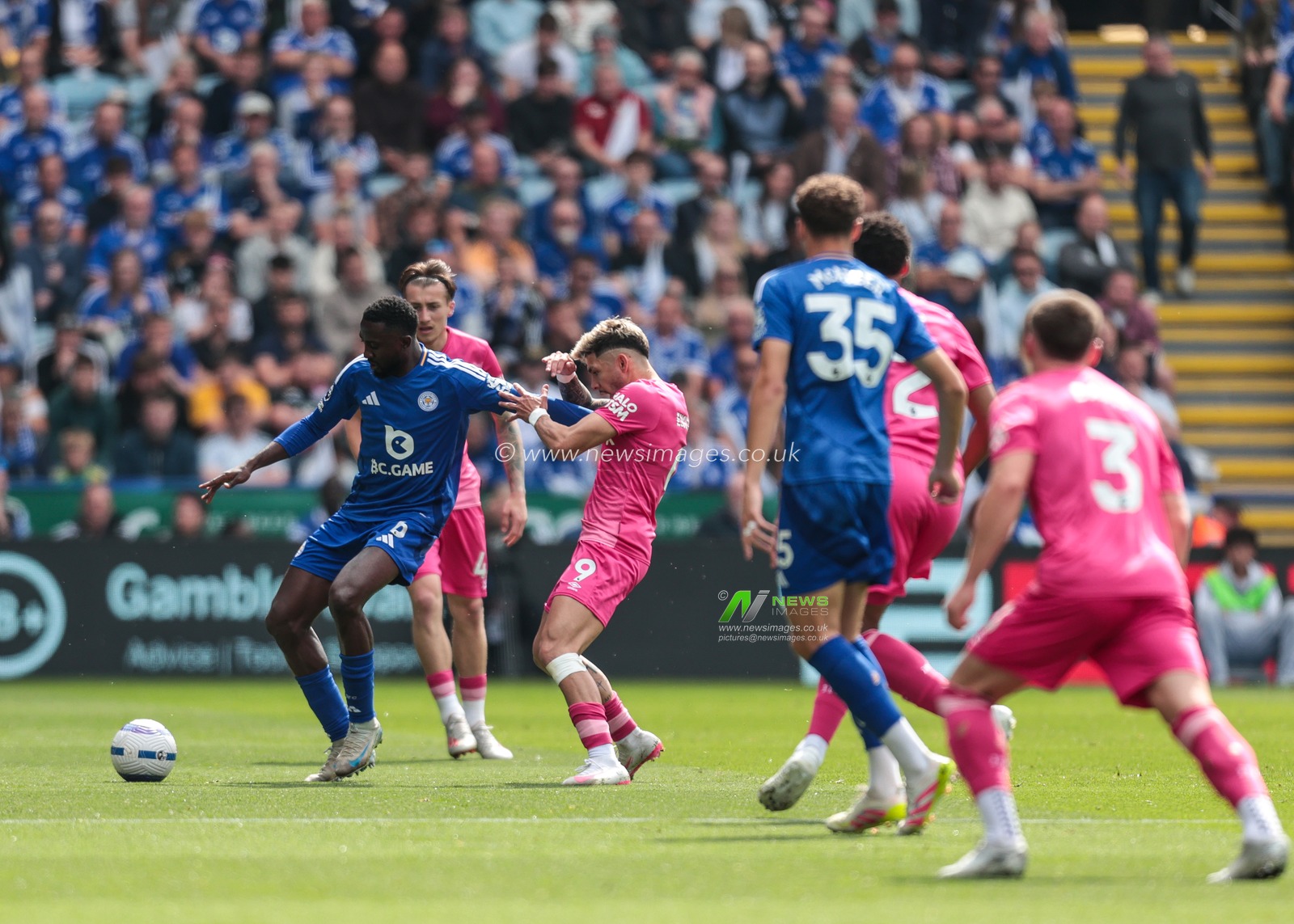 Wilfred Ndidi of Leicester City holds off Julio Enciso of Ipswich Town during the Premier League match Leicester City vs Ipswich Town at King Power Stadium, Leicester, United Kingdom, 18th May 2025

(Photo by Richard Bierton/News Images)