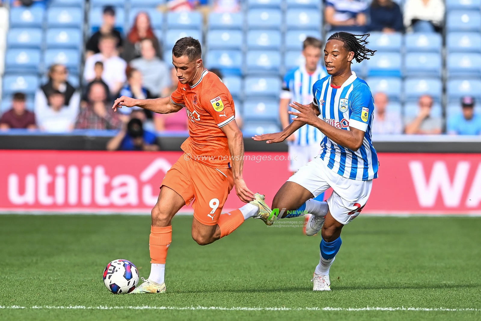 Jerry Yates #9 of Blackpool makes a break with the ball  during the Sky Bet Championship match Huddersfield Town vs Blackpool at John Smith's Stadium, Huddersfield, United Kingdom, 4th September 2022

(Photo by Craig Thomas/News Images)