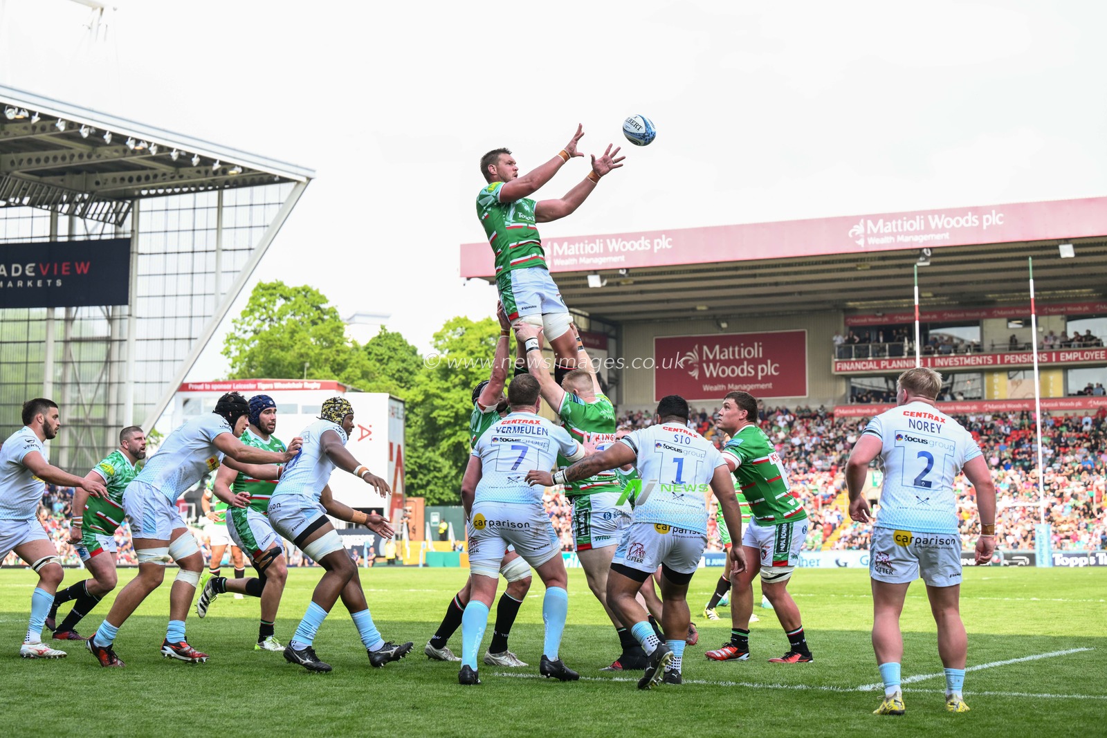 Hanro Liebenberg of Leicester Tigers claims the line out during the Gallagher Premiership match Leicester Tigers vs Exeter Chiefs at Mattioli Woods Welford Road, Leicester, United Kingdom, 18th May 2024

(Photo by Craig Thomas/News Images)