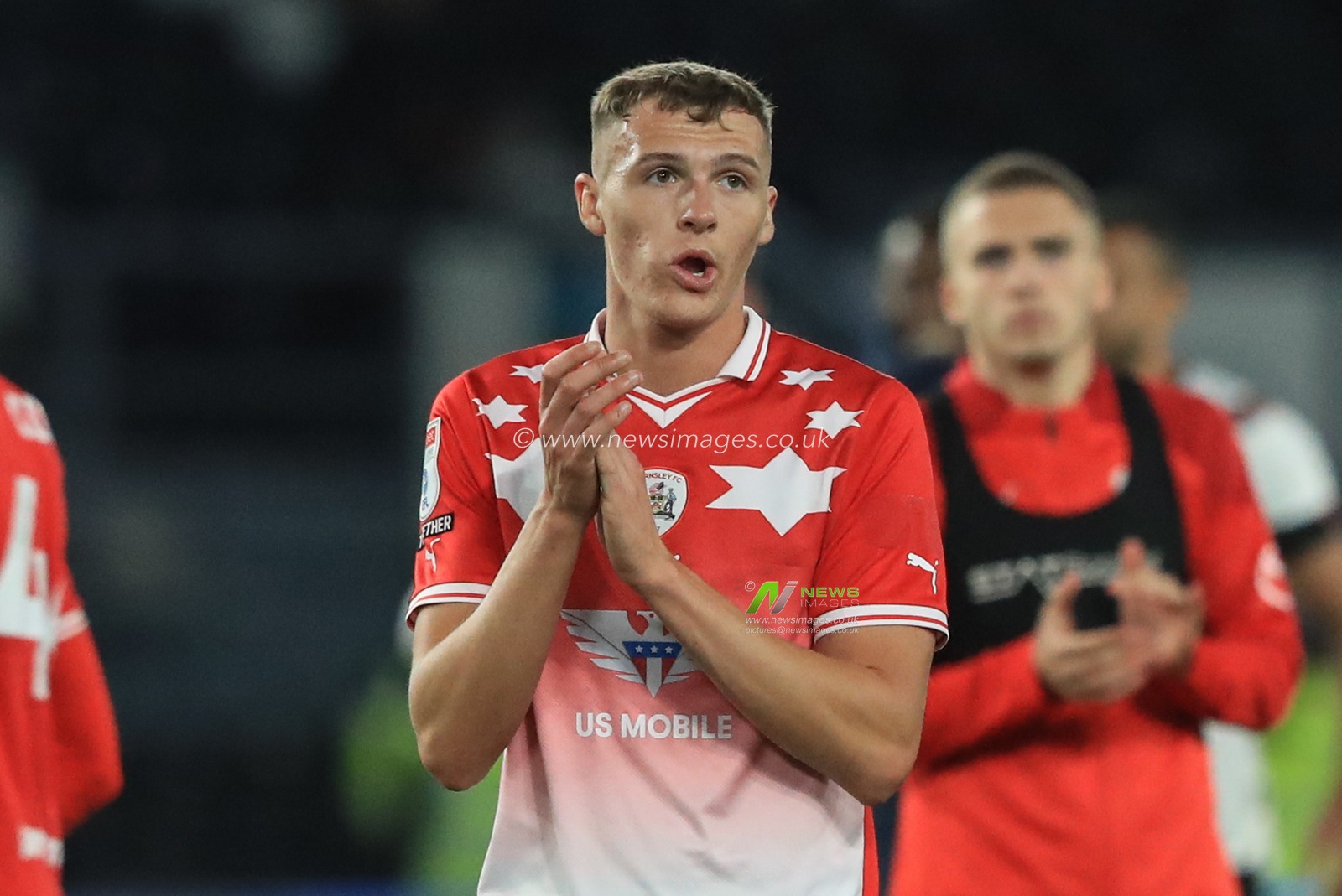 Jack Shepherd #41 of Barnsley applauds the travelling fans during the Sky Bet League 1 match Derby County vs Barnsley at Pride Park Stadium, Derby, United Kingdom, 11th November 2023

(Photo by Alfie Cosgrove/News Images)