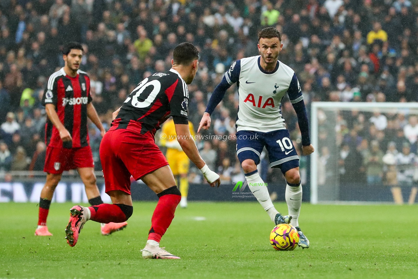 James Maddison of Tottenham Hotspur breaks with the ball during the Premier League match Tottenham Hotspur vs Fulham at Tottenham Hotspur Stadium, London, United Kingdom, 1st December 2024

(Photo by Izzy Poles/News Images)