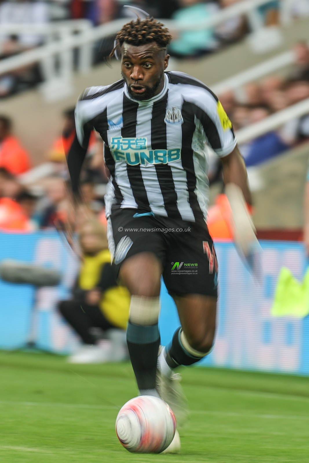 Allan Saint-Maximin #10 of Newcastle United breaks with the ball during the Premier League match Newcastle United vs Arsenal at St. James's Park, Newcastle, United Kingdom, 7th May 2023

(Photo by Mark Cosgrove/News Images)