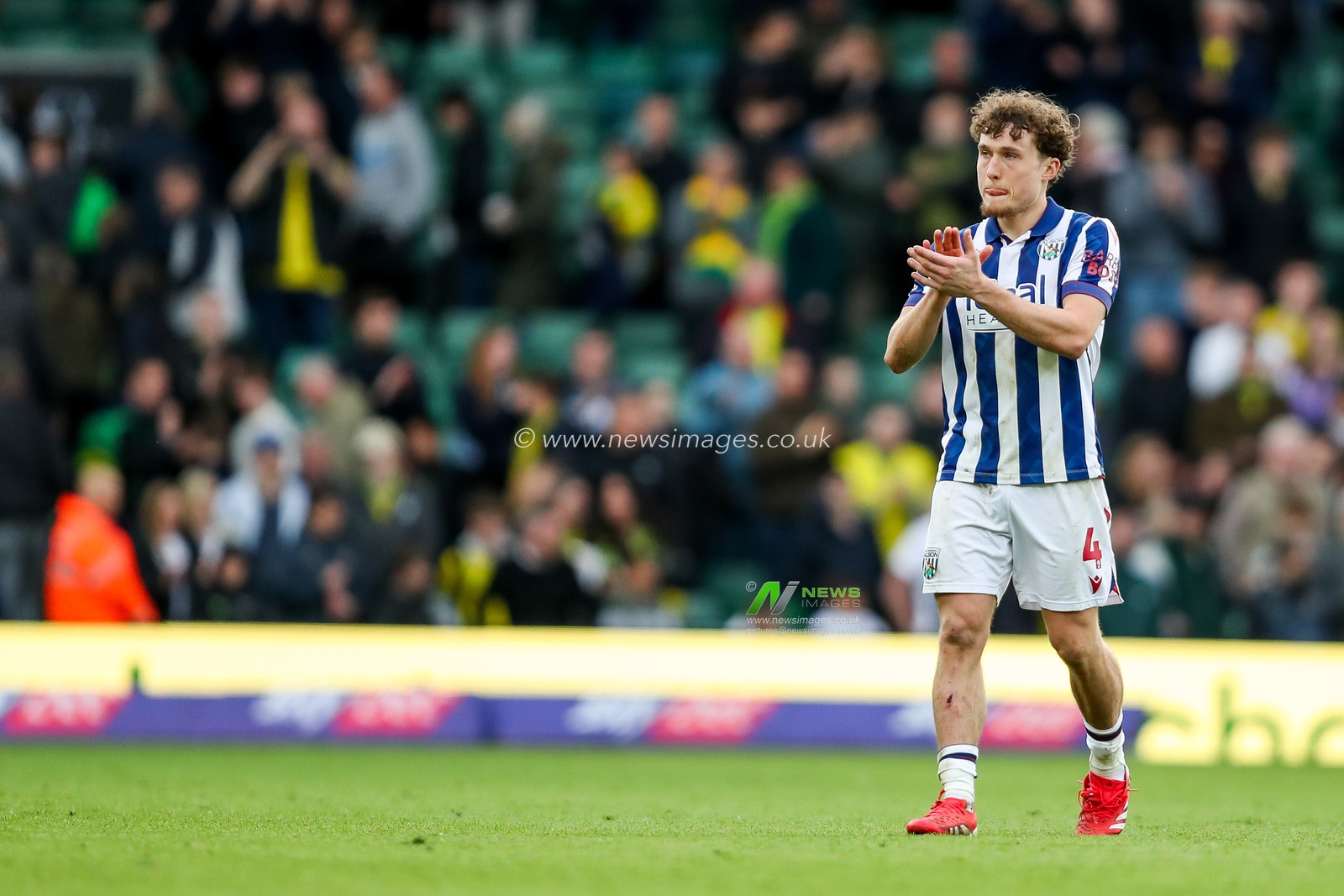 Callum Styles of West Bromwich Albion acknowledges the fans after the teams defeat following the Sky Bet Championship match Norwich City vs West Bromwich Albion at Carrow Road, Norwich, United Kingdom, 29th March 2025

(Photo by Izzy Poles/News Images)