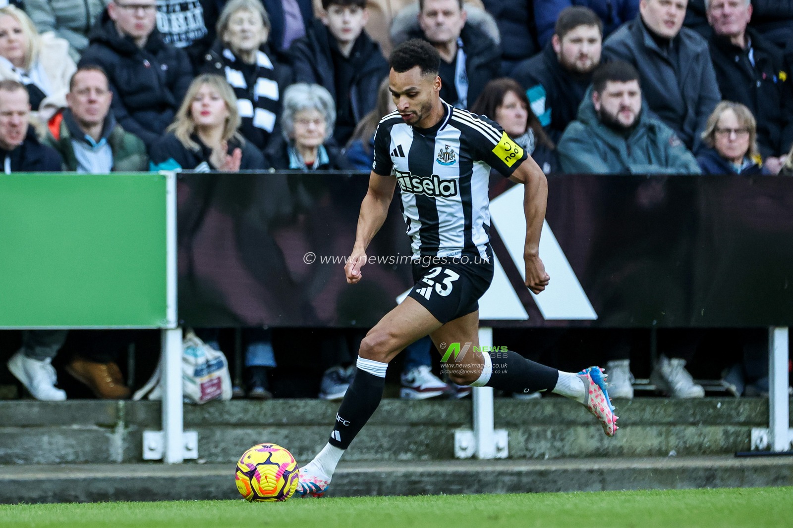 Jacob Murphy of Newcastle United breaks with the ball during the Premier League match Newcastle United vs Fulham at St. James's Park, Newcastle, United Kingdom, 1st February 2025

(Photo by Mark Cosgrove/News Images)
