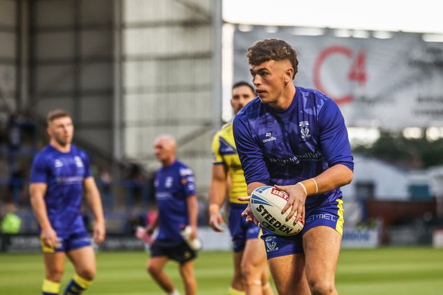 Tom McKinney of Warrington Wolves in the pre-game warm up during the Betfred Super League Round 24 match Warrington Wolves vs Salford Red Devils at Halliwell Jones Stadium, Warrington, United Kingdom, 29th August 2025

(Photo by Alfie Cosgrove/News Images)