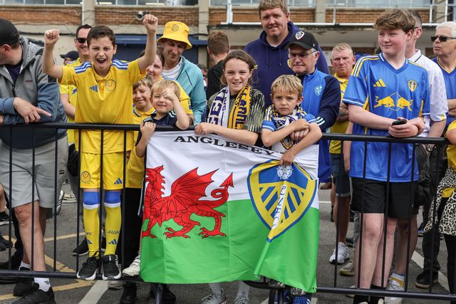 Leeds fans eating for the team coach to arrive during the Pre-season friendly match Leeds United vs Villarreal at Elland Road, Leeds, United Kingdom, 2nd August 2025

(Photo by Mark Cosgrove/News Images)