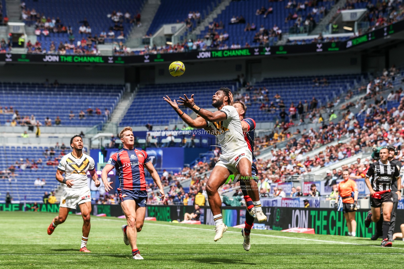 Semi Valemei of Castleford Tigers and Tom Johnstone of Wakefield Trinity battle for the ball during the Betfred Super League Magic Weekend match Wakefield Trinity vs Castleford Tigers at Hill Dickinson Stadium, Liverpool, United Kingdom on 05 July 2026

(Photo by Alfie Cosgrove/News Images)