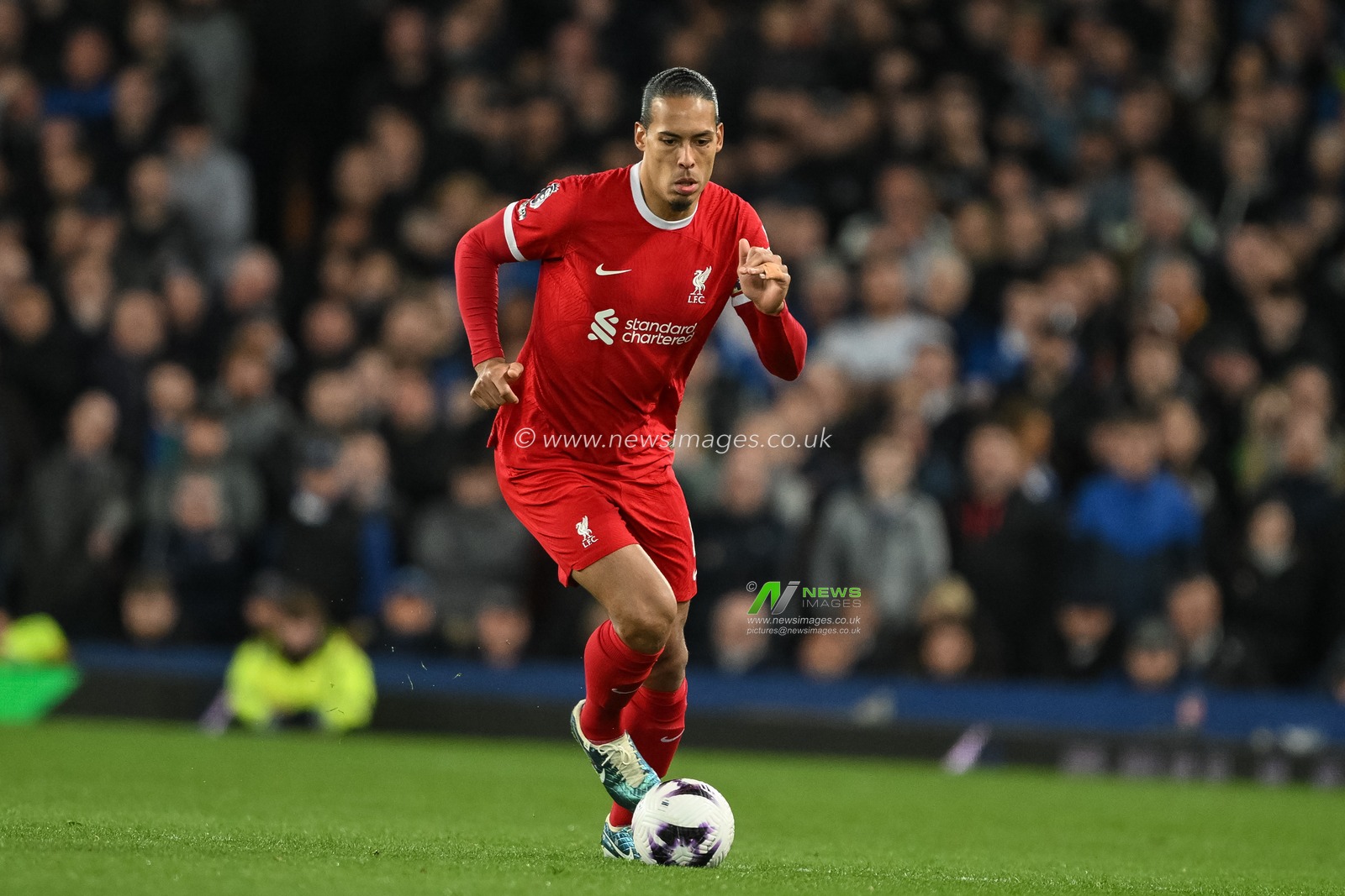 Virgil van Dijk of Liverpool breaks with the ball during the Premier League match Everton vs Liverpool at Goodison Park, Liverpool, United Kingdom, 24th April 2024

(Photo by Craig Thomas/News Images)
