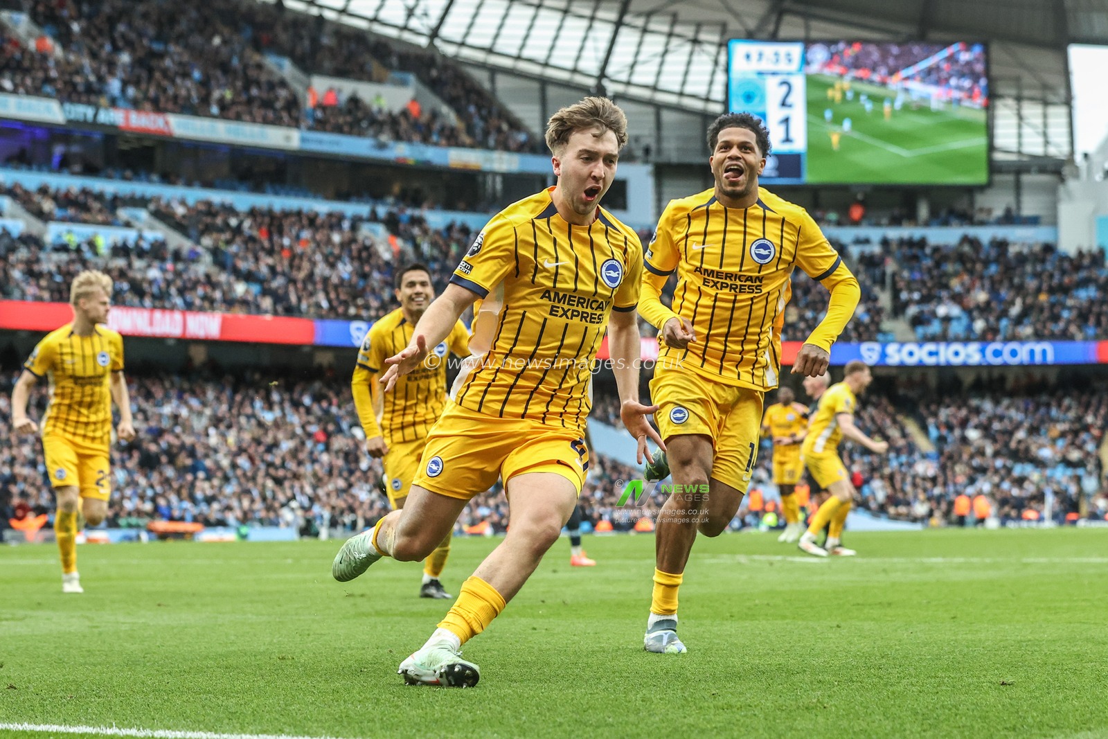 Jack Hinshelwood of Brighton & Hove Albion celebrates his goal to make it 2-2 during the Premier League match Manchester City vs Brighton and Hove Albion at Etihad Stadium, Manchester, United Kingdom, 15th March 2025

(Photo by Alfie Cosgrove/News Images)