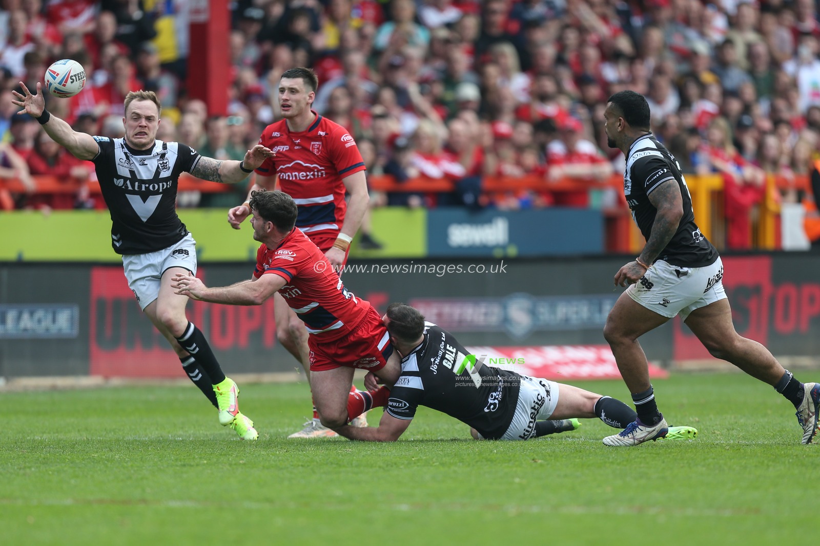 Lachlan Coote #1 of Hull KR gets his pass away